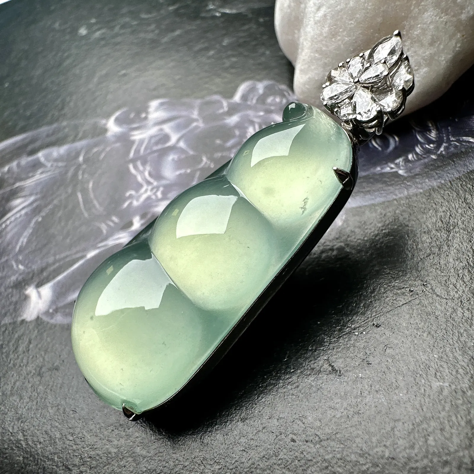 【冰种晴绿福豆吊坠】种地上乘，冰感十足，通透起光，饱满圆润，收藏品质，18k金钻镶嵌，裸石尺寸38.2*18.5*6.6毫米