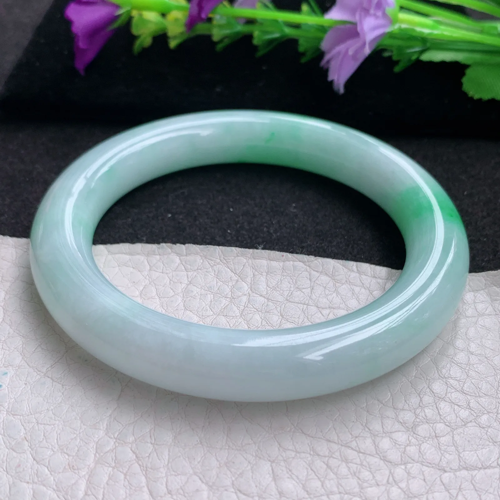 yh实拍56.5*10.5美人镯 天然缅甸翡翠白底青水润圆条玉手镯 玉手环