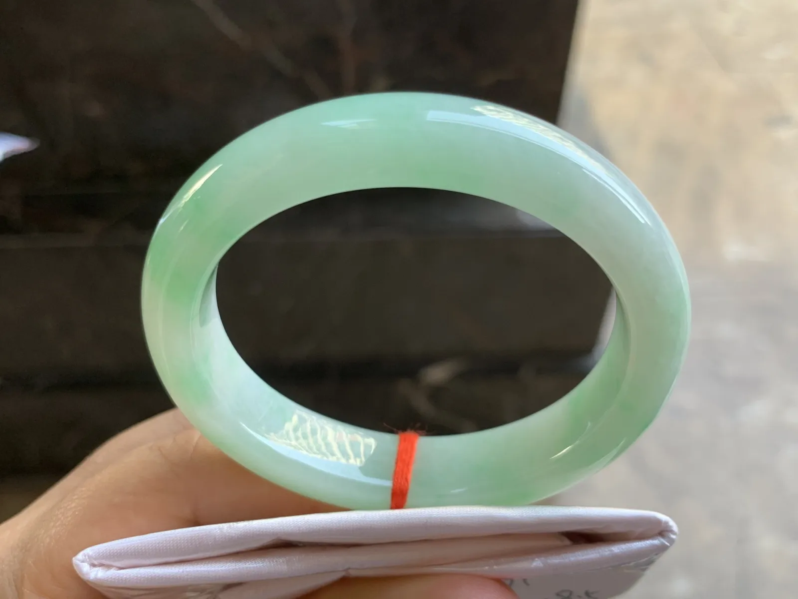 54-12.3-8.5mm
淡豆绿贵妃手镯 底子细腻 清新 正圈52可带