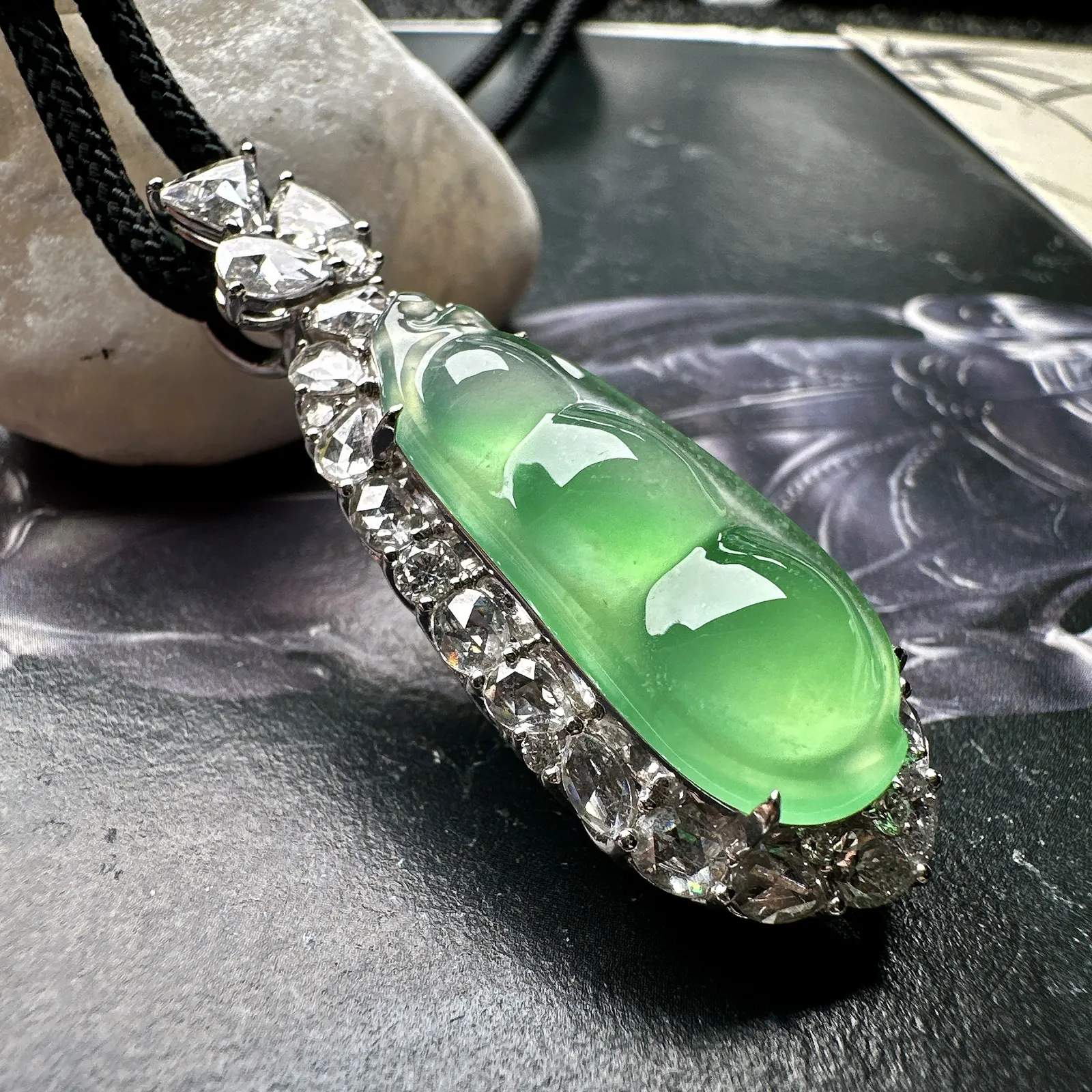 【冰种满绿福豆吊坠】木那绿老料，种地上乘，冰感十足，通透起光，饱满圆润，收藏品质，18k金钻镶嵌，裸石尺寸28*12.5*6毫米