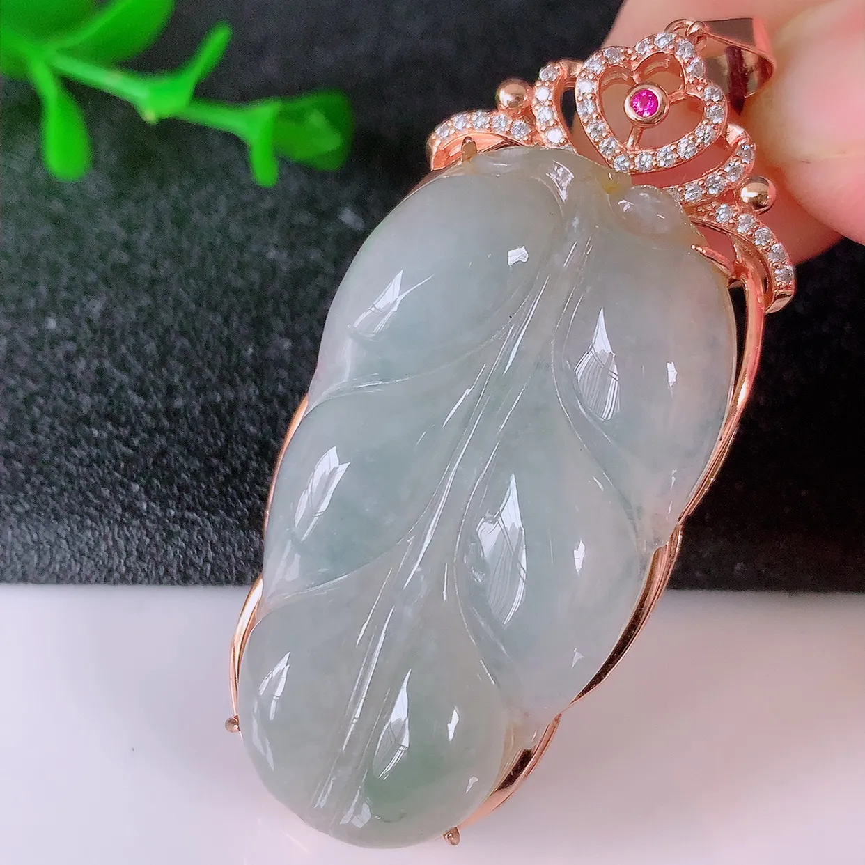 冰透翡翠925银镶嵌叶子吊坠，自然光实拍，翠色灵动，颜色漂亮，种老水足，品相佳，佩戴佳品！#150.