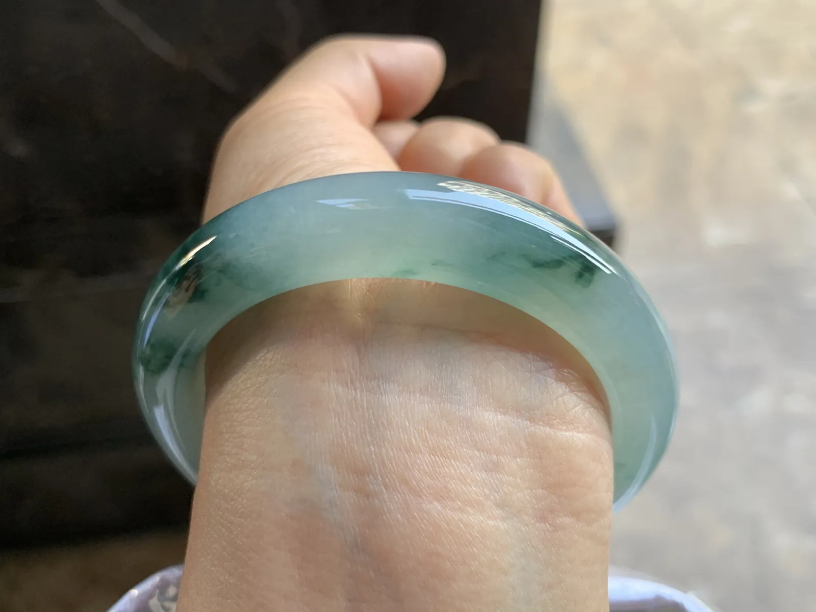 54.5-12.2-8.5mm
糯冰飘花手镯 底子细腻 水润 山水花色 韵味悠长