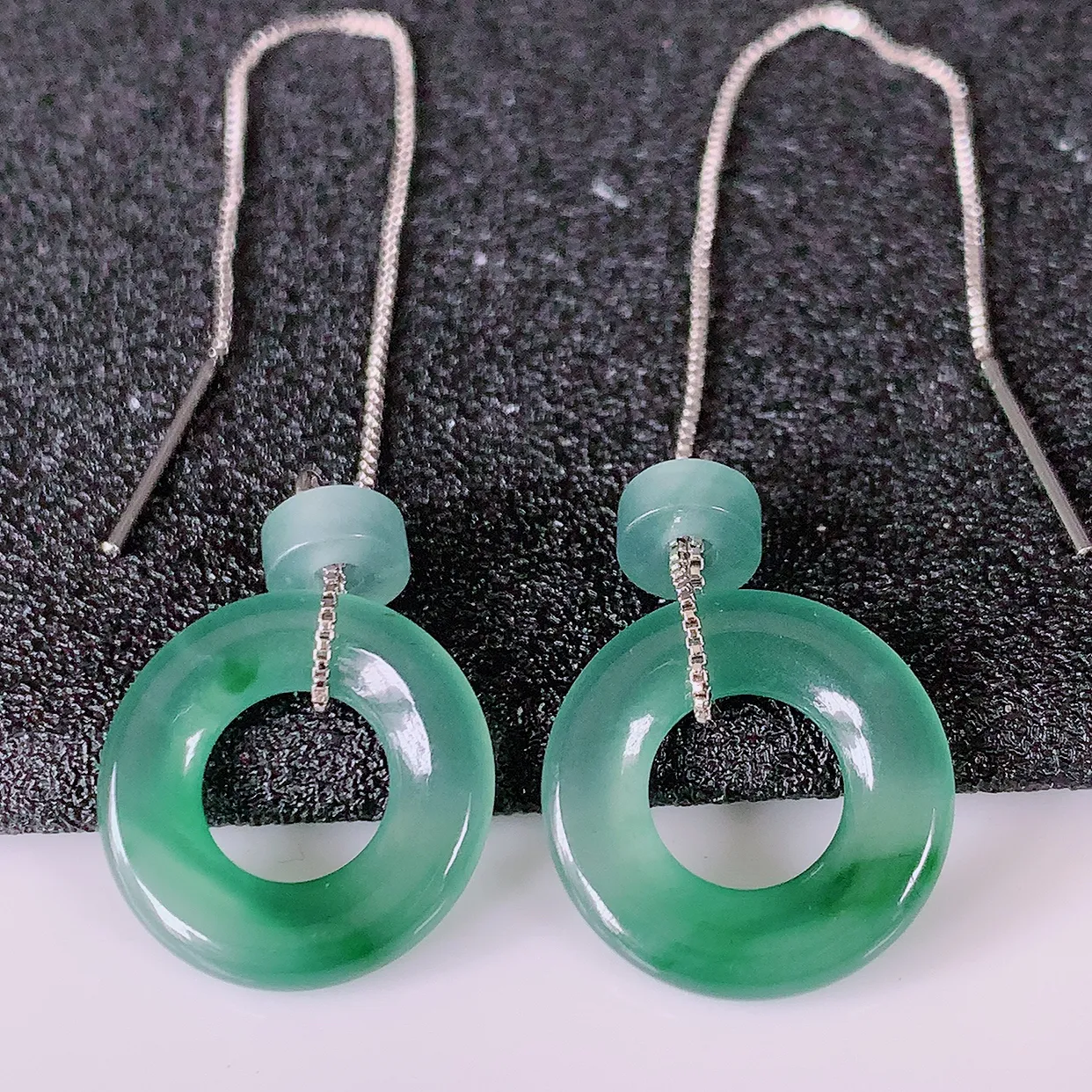 自然光实拍，冰种飘花翡翠一对平安扣耳坠，翠色灵动，玉质细腻，颜色漂亮，品相佳，佩戴佳品！配图银线 #