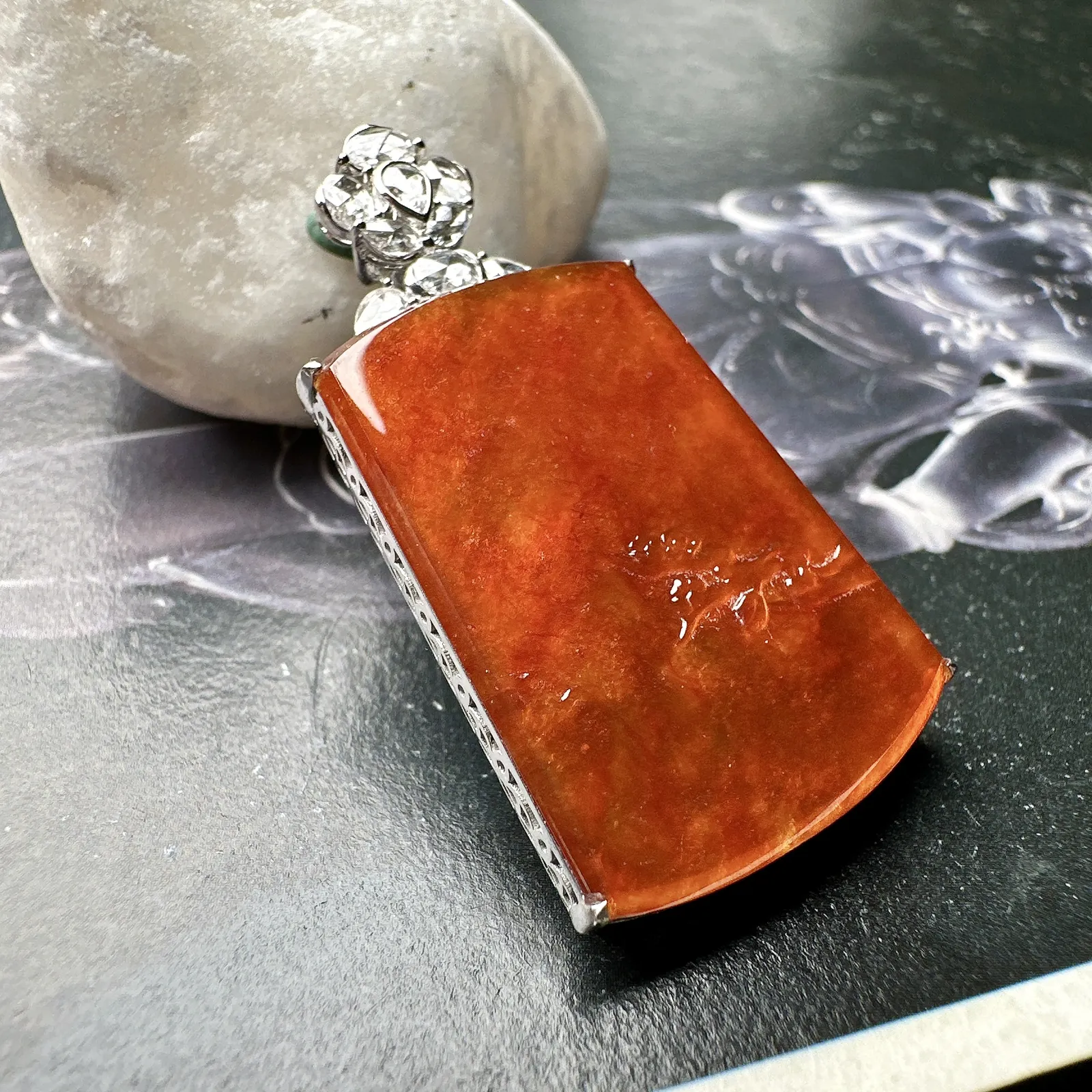 【冰种红翡梅花吊坠】稀缺精品，质地细腻，工艺很好，饱满圆润，笑口常开，18k金钻镶嵌，裸石尺寸27.9*20.4*2.6毫米