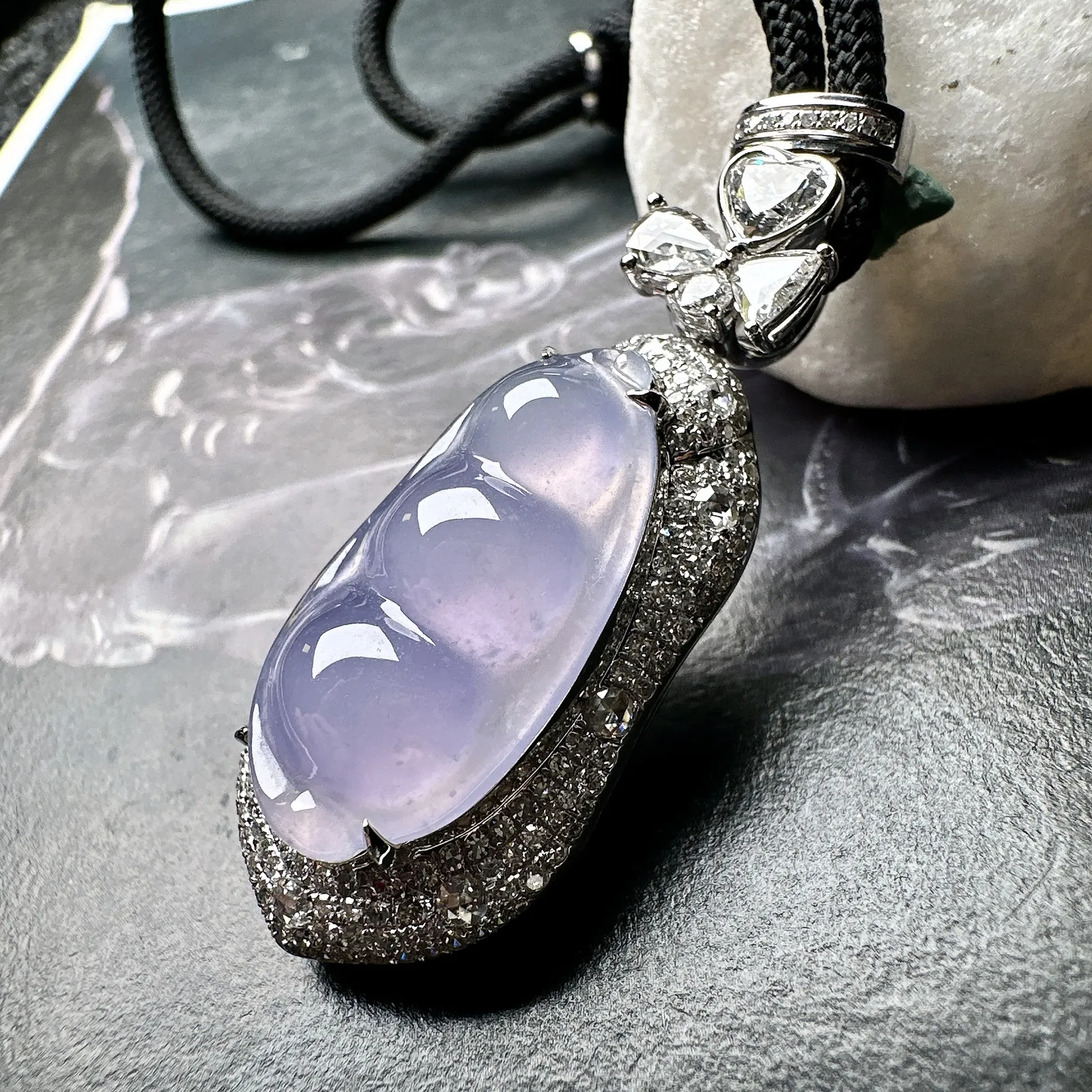 【冰种淡紫福豆吊坠】种地上乘，冰感十足，通透起光，饱满圆润，收藏品质，18k金钻镶嵌，裸石尺寸24*12.8*6.3毫米