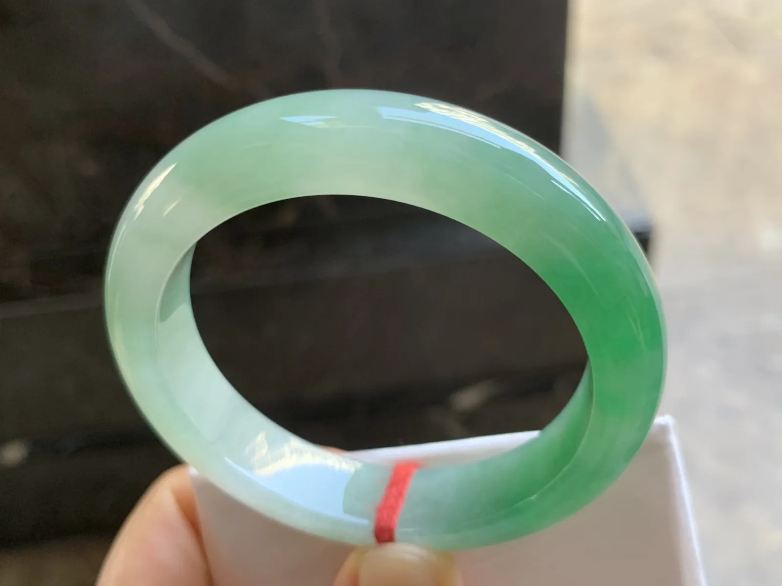 55-12.8-9mm
带色手镯 底子细腻 颜色漂亮