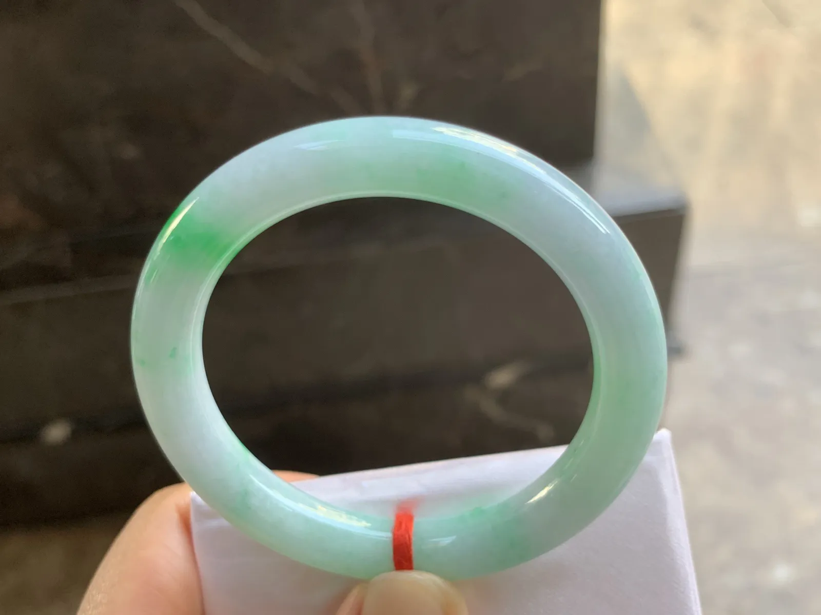 52-9.5-8.8mm
带色圆条手镯 底子细腻 颜色漂亮