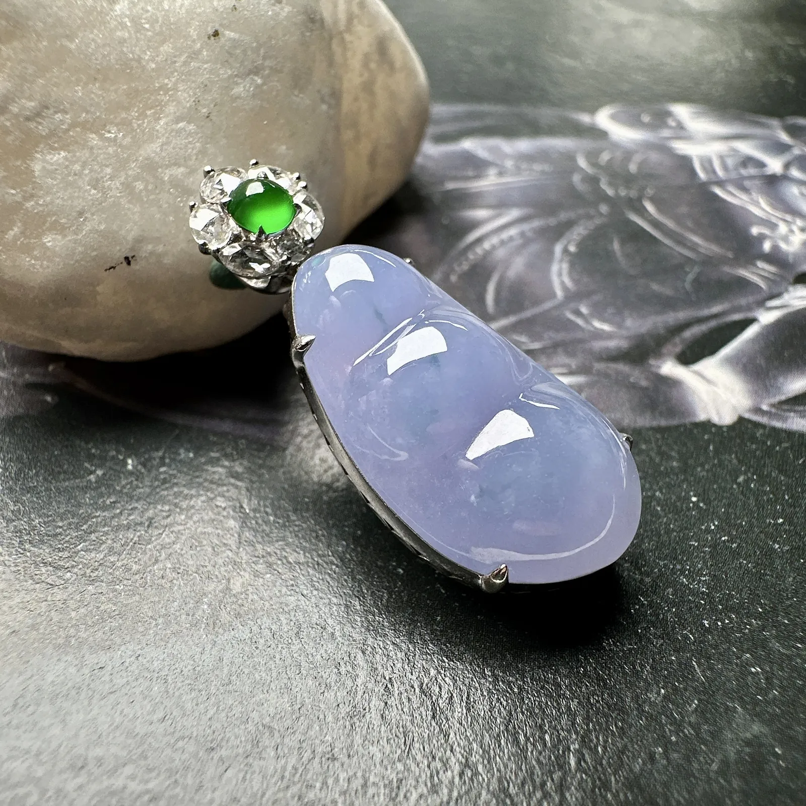 【冰种紫福豆吊坠】种地上乘，冰感十足，通透起光，饱满圆润，18k金钻镶嵌，裸石尺寸20.5*11.2