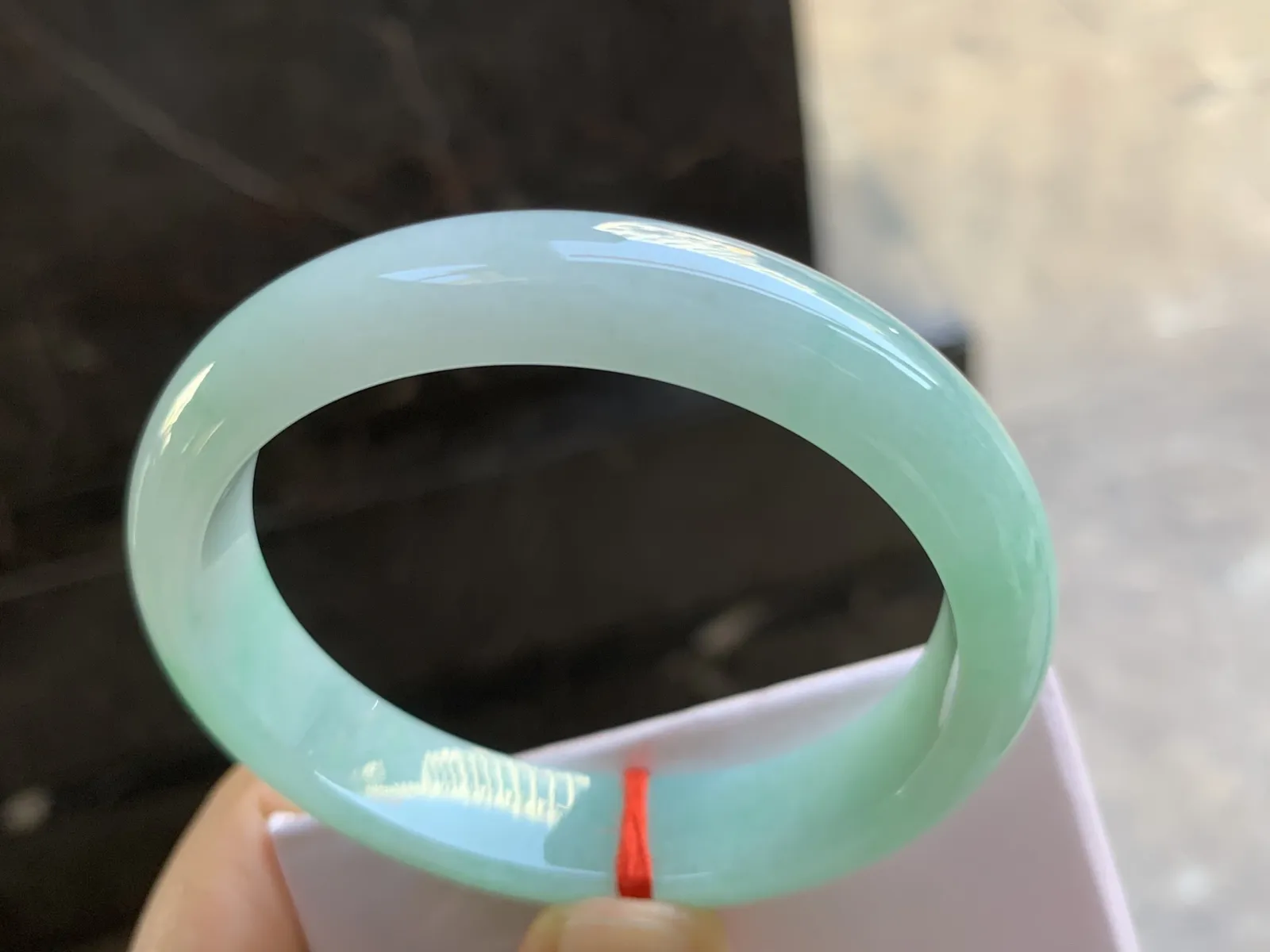 56-12.7-7.5mm
带色贵妃手镯 底子细腻 水润清新 正圈54可带