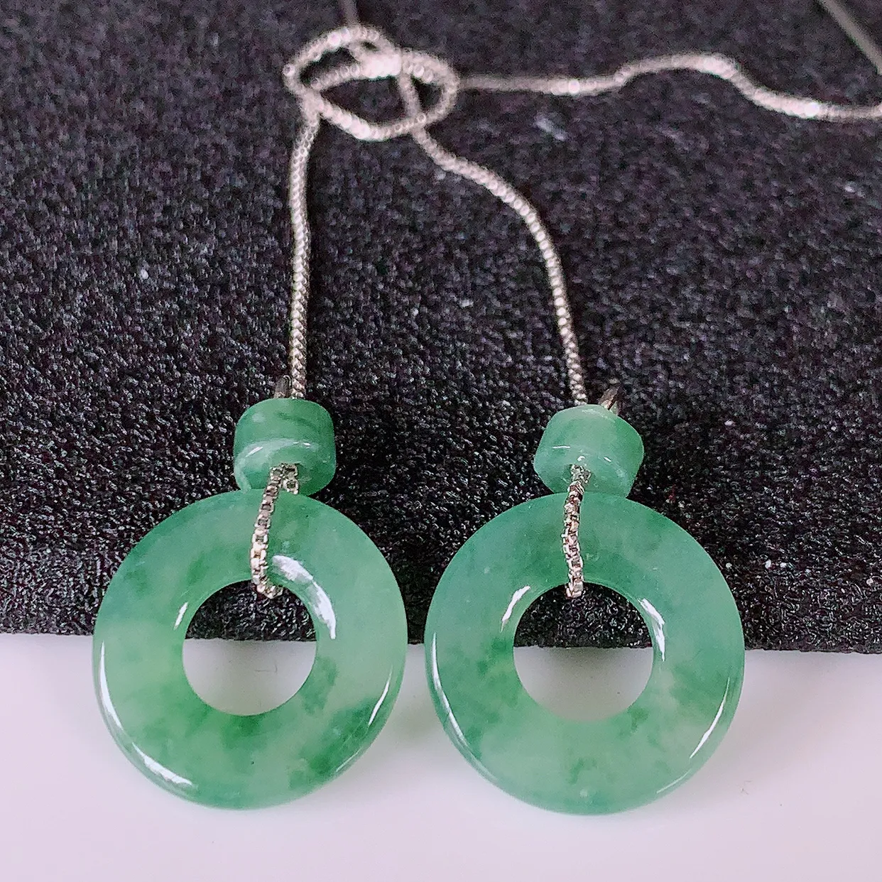 自然光实拍，冰种飘花翡翠一对平安扣耳坠，翠色灵动，玉质细腻，颜色漂亮，品相佳，佩戴佳品！配图银线 #187.2平安扣尺寸14-2.5mm