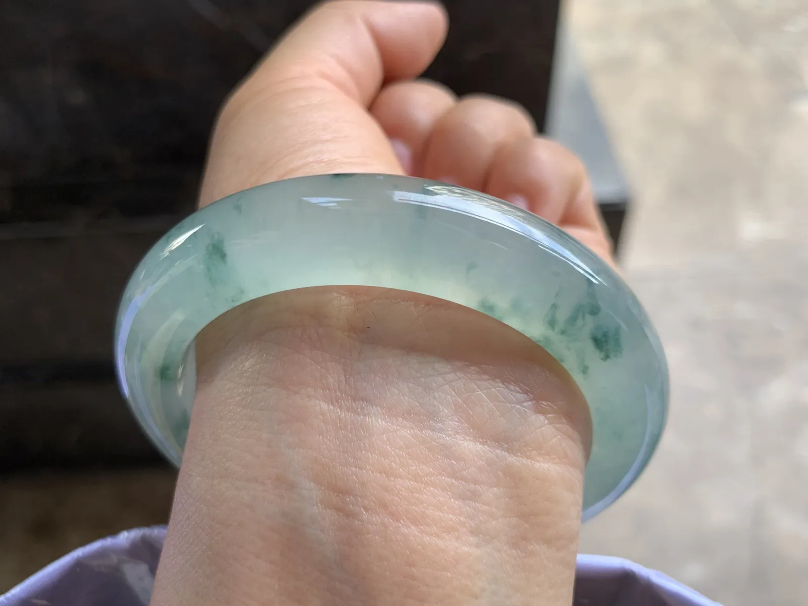 56-12.2-10mm
冰种飘花手镯 冰透莹润 起胶感 花色独特漂亮