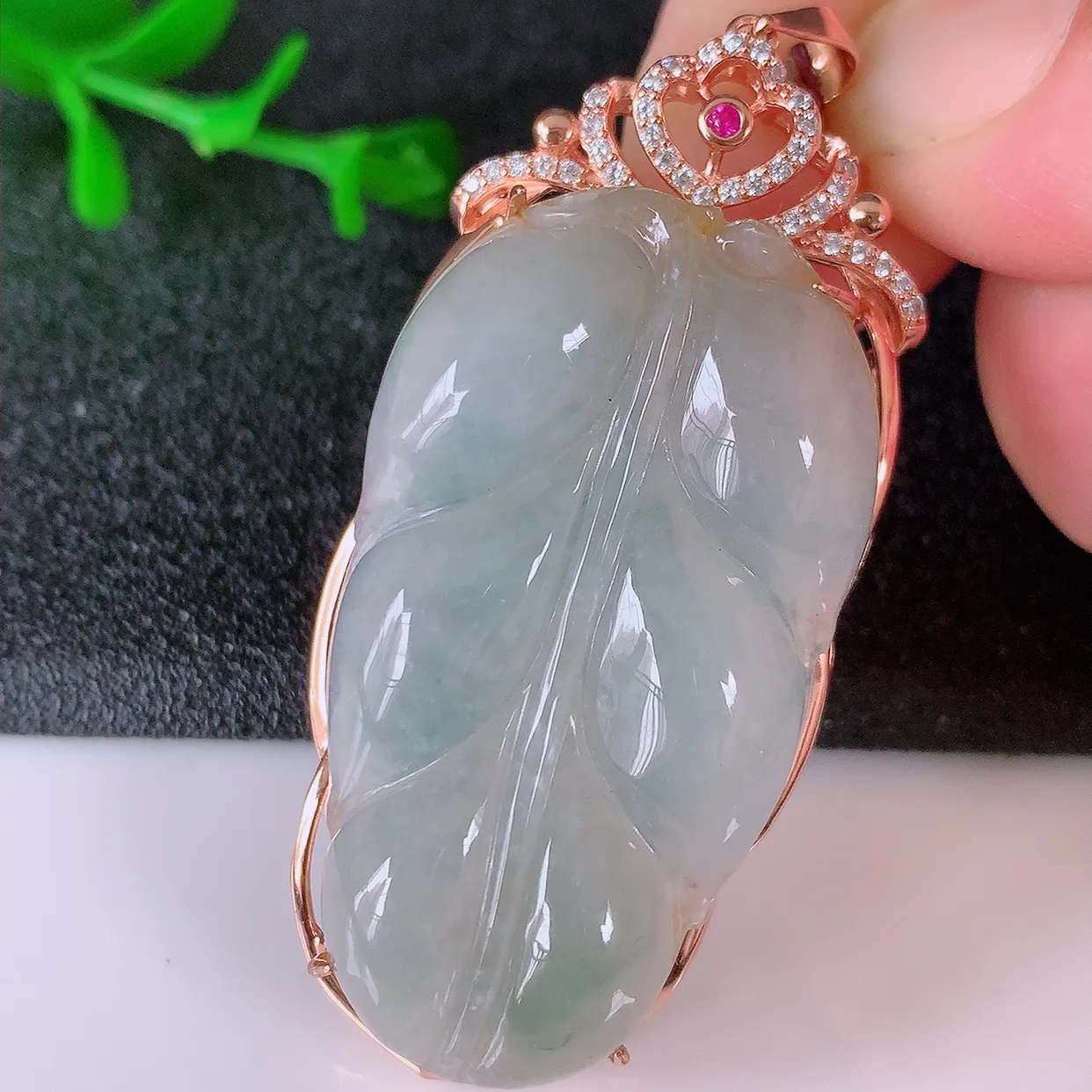 冰透翡翠925银镶嵌叶子吊坠，自然光实拍，翠色灵动，颜色漂亮，种老水足，品相佳，佩戴佳品！#150.2整体53*22.5*9.5裸石38.5*21.5-