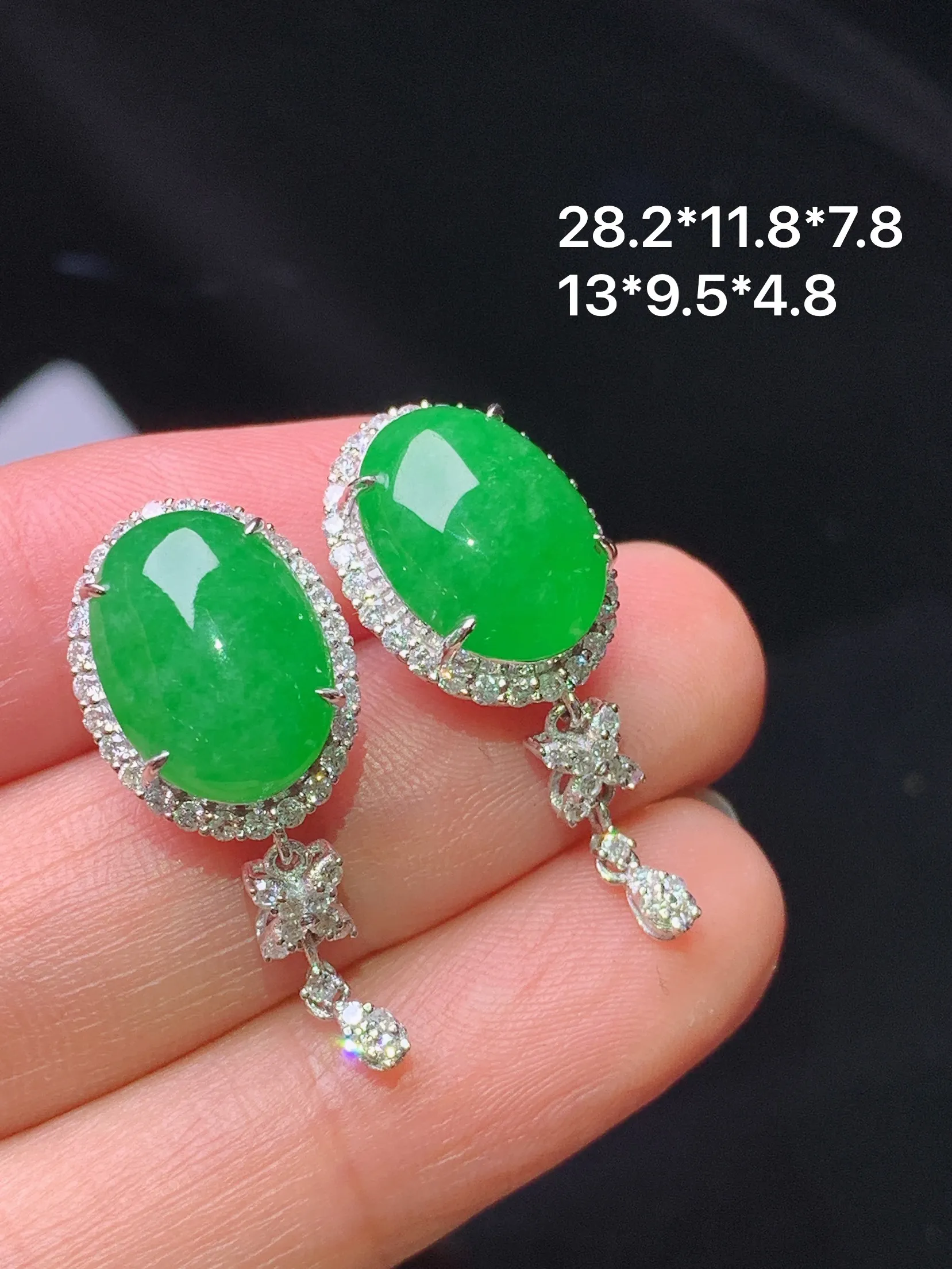 18k金钻镶嵌满绿蛋面耳钉 玉质细腻 色泽艳丽清新 整体尺寸28.2*11.8*7.8