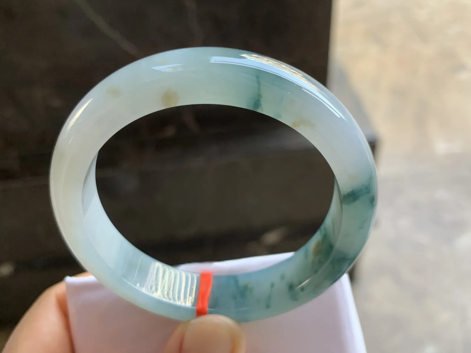 55-12.8-8mm
糯冰飘花手镯 底子细腻 水润 局部撒金