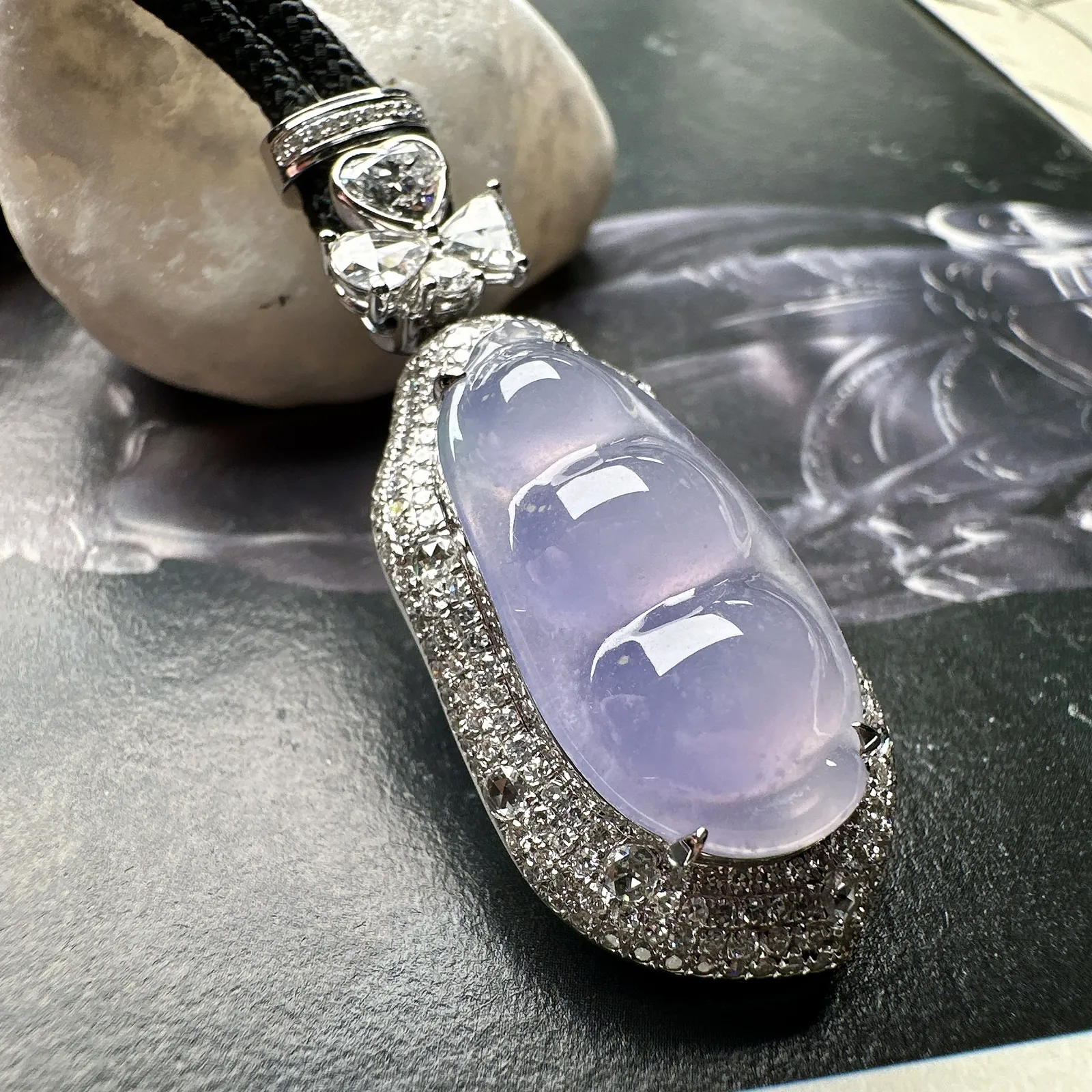 【冰种淡紫福豆吊坠】种地上乘，冰感十足，通透起光，饱满圆润，收藏品质，18k金钻镶嵌，裸石尺寸24*12.8*6.3毫米