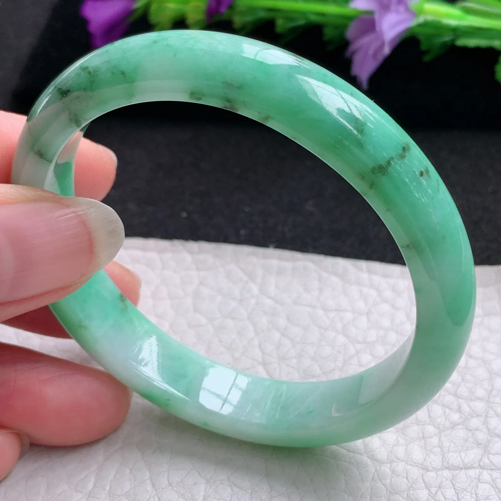 yh实拍54*48*11.2*7贵妃镯 天然缅甸翡翠飘绿宽边椭形玉手镯 玉手环
