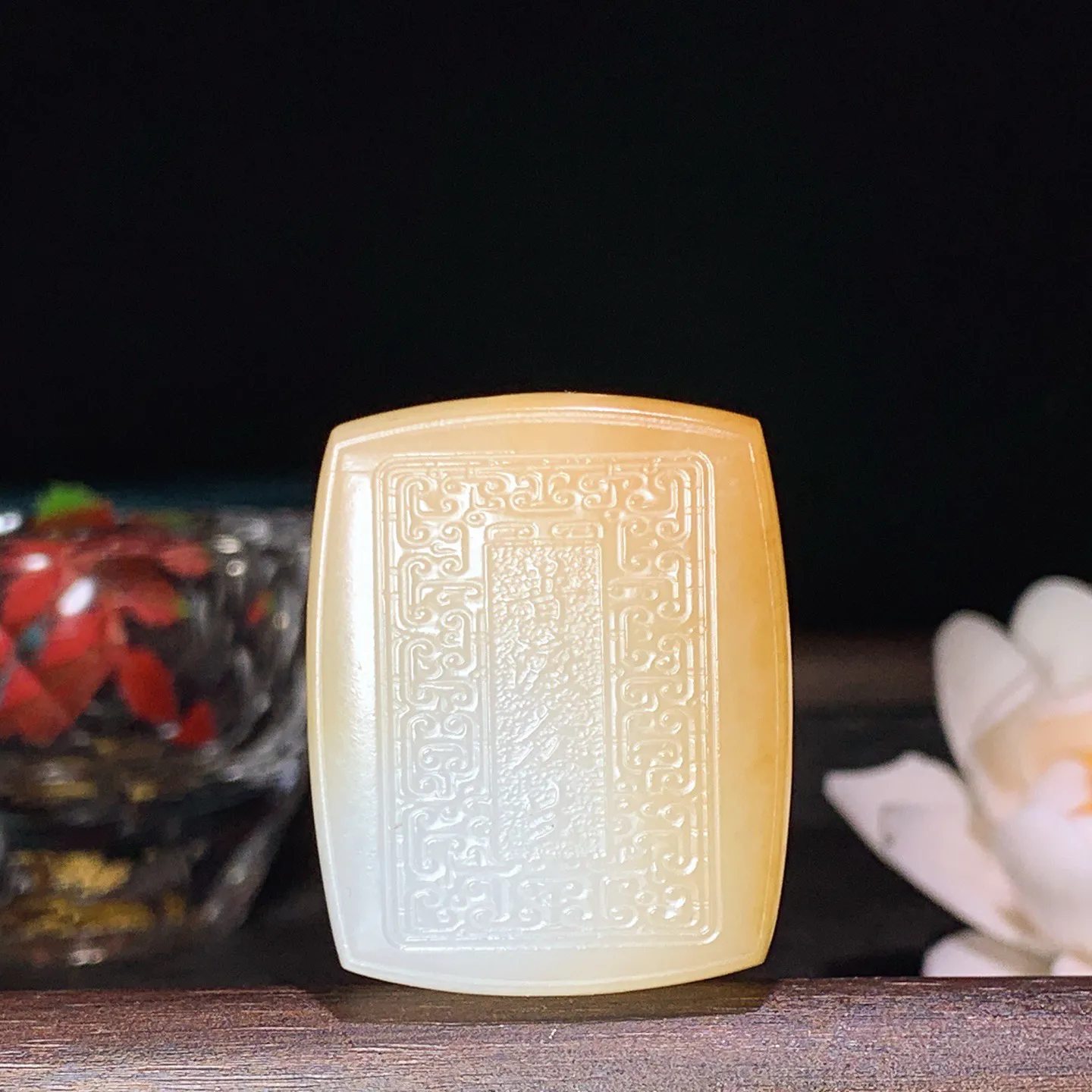 新疆和田玉且末糖千手观音牌子挂件 尺寸36/29/9重23.5克 玉质细腻油润 底色纯净 脂粉好，品质好！lt260116