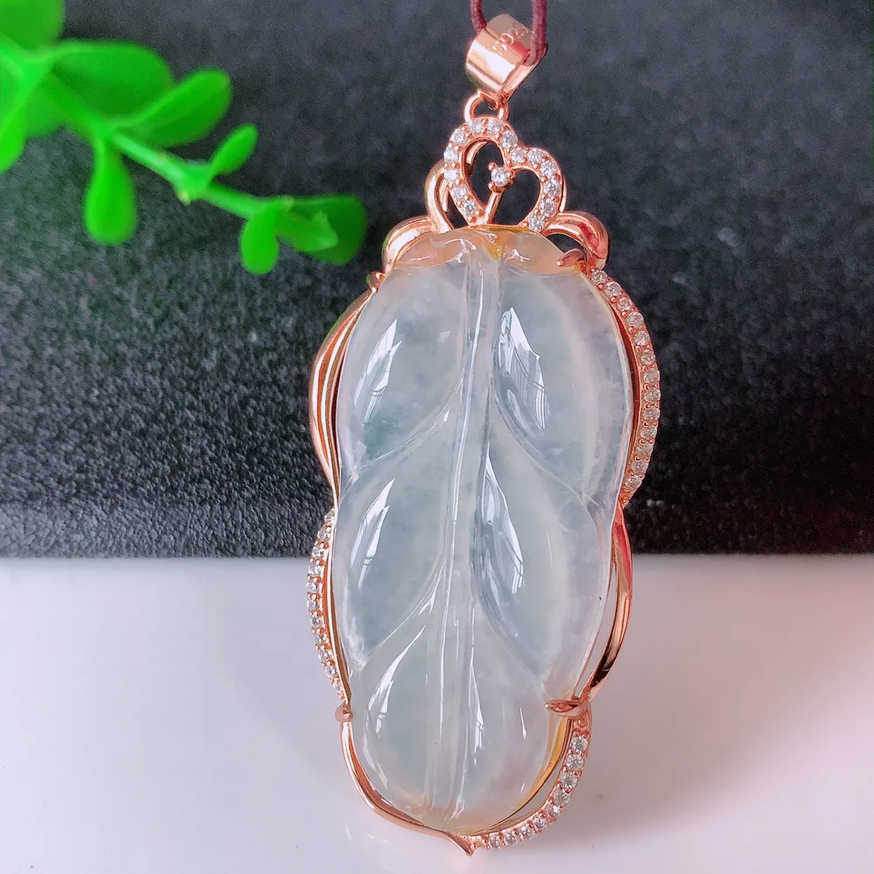 冰种翡翠925银镶嵌叶子吊坠，自然光实拍，翠色灵动，颜色漂亮，种老水足，品相佳，佩戴佳品！#153.