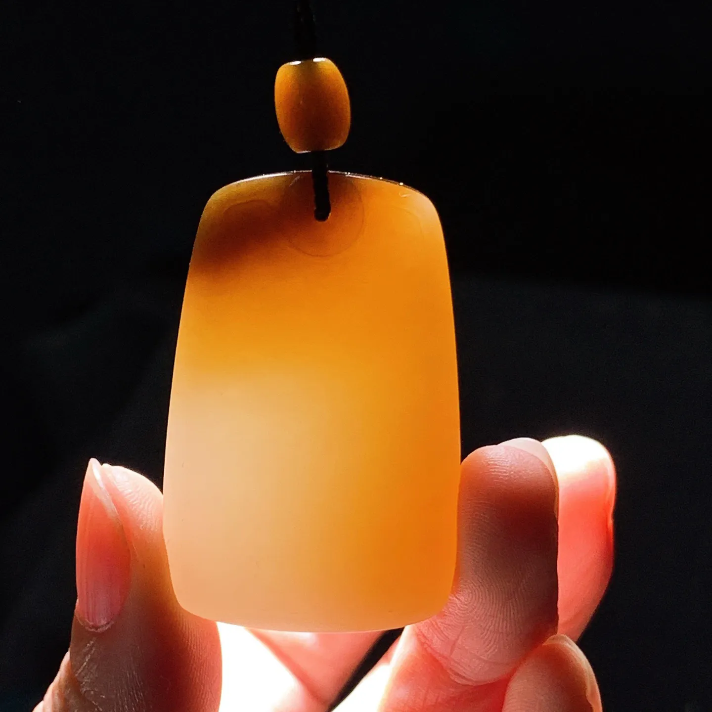 新疆和田玉且末糖平安无事牌挂件 尺寸44/28/11重36.4克 玉质细腻油润 底色纯净 脂粉好，品质好！lt260116