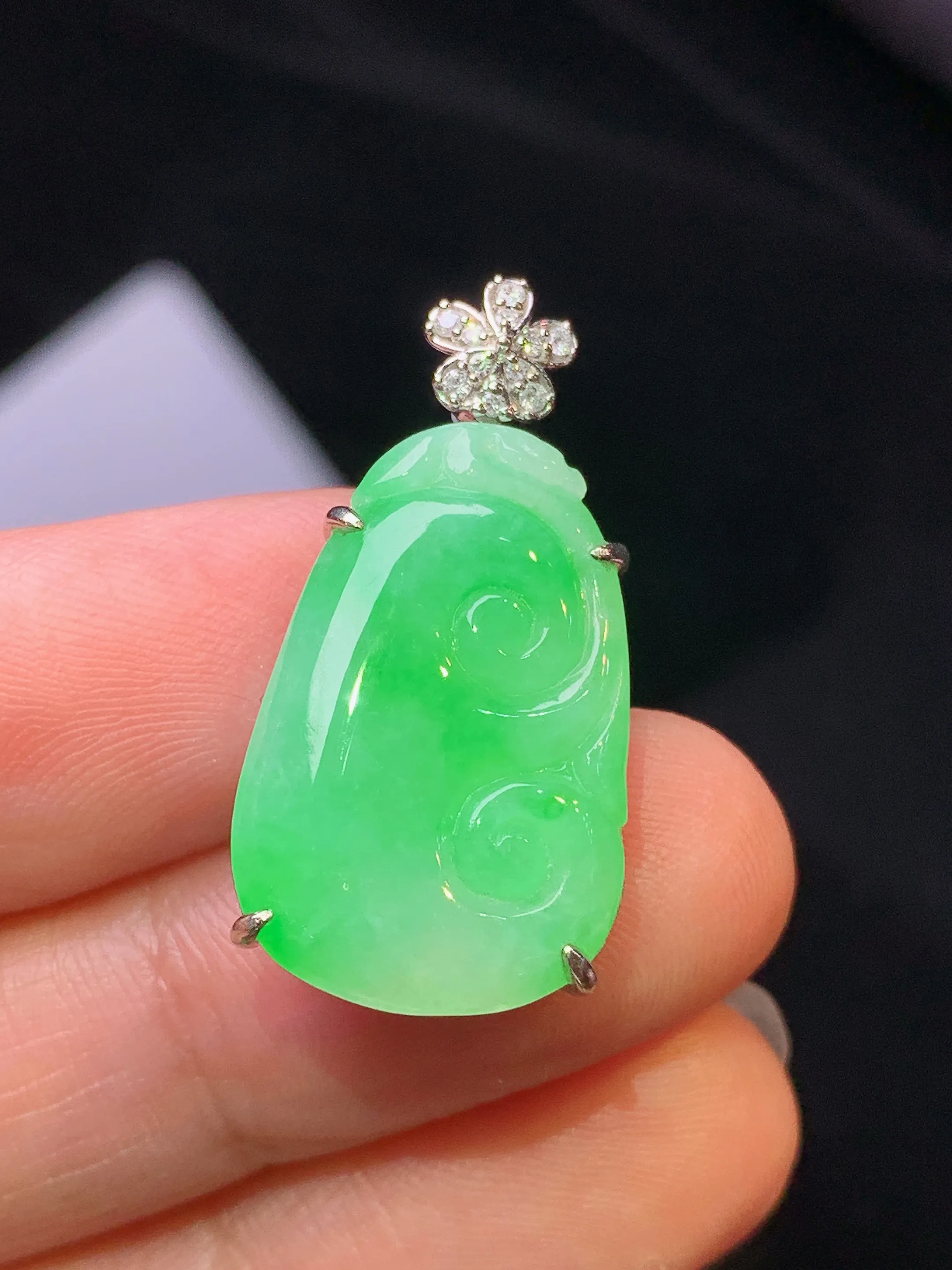18k金钻镶嵌翠绿如意吊坠 玉质细腻 色泽艳丽清新 整体尺寸28.2*14.3*6.6