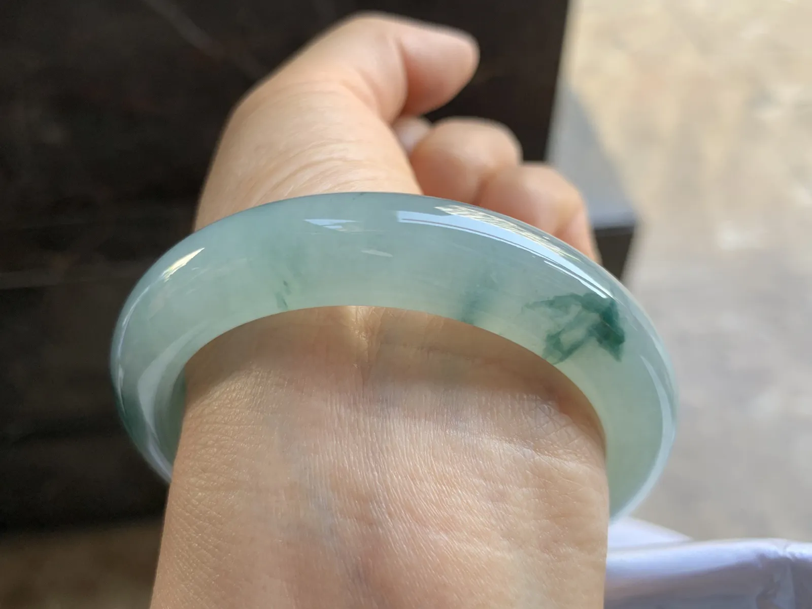 54.5-12.2-8.5mm
糯冰飘花手镯 底子细腻 水润 山水花色 韵味悠长