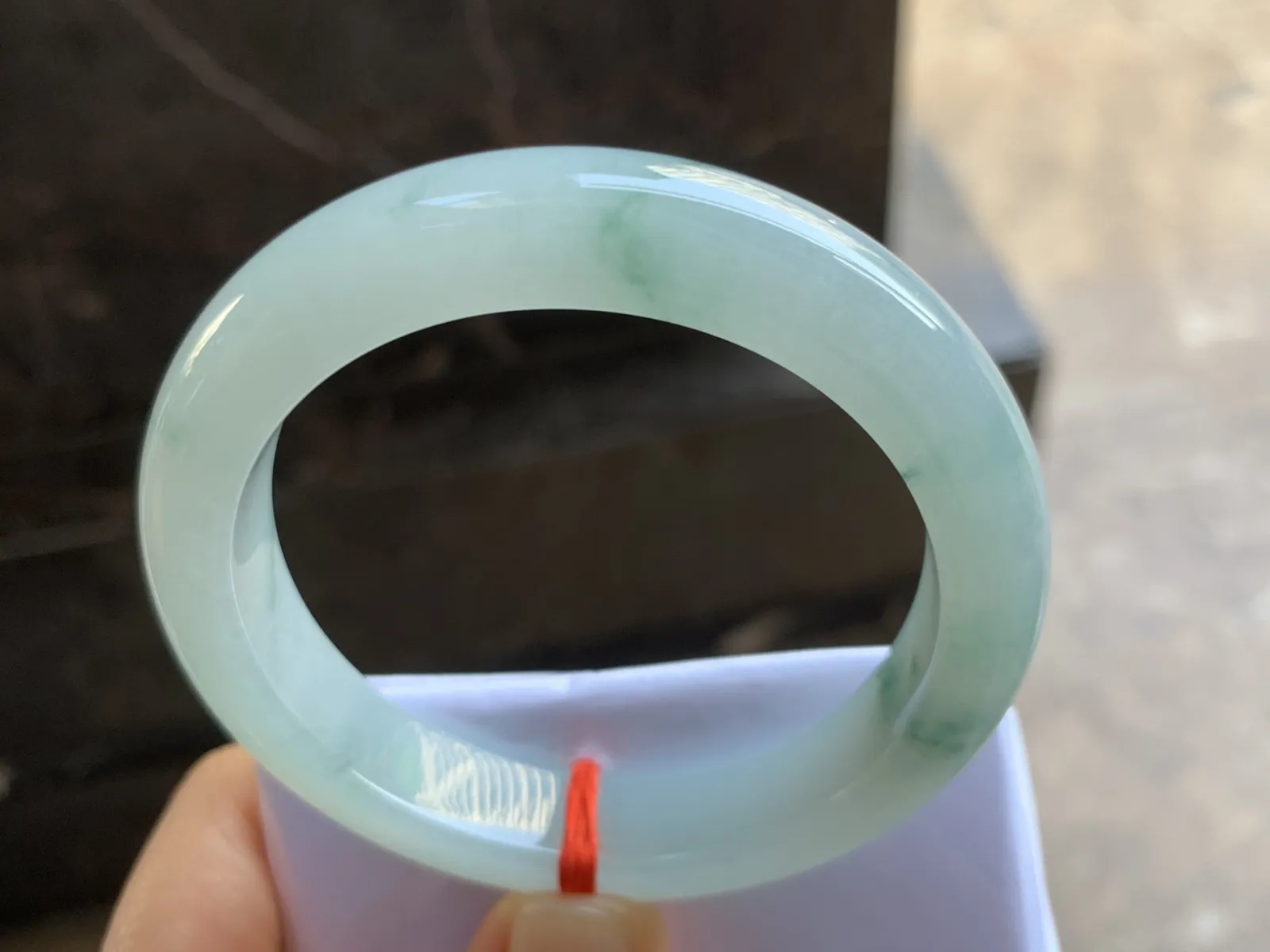 56.5-12-8.9mm
糯冰飘花手镯 底子细腻 干净 清爽