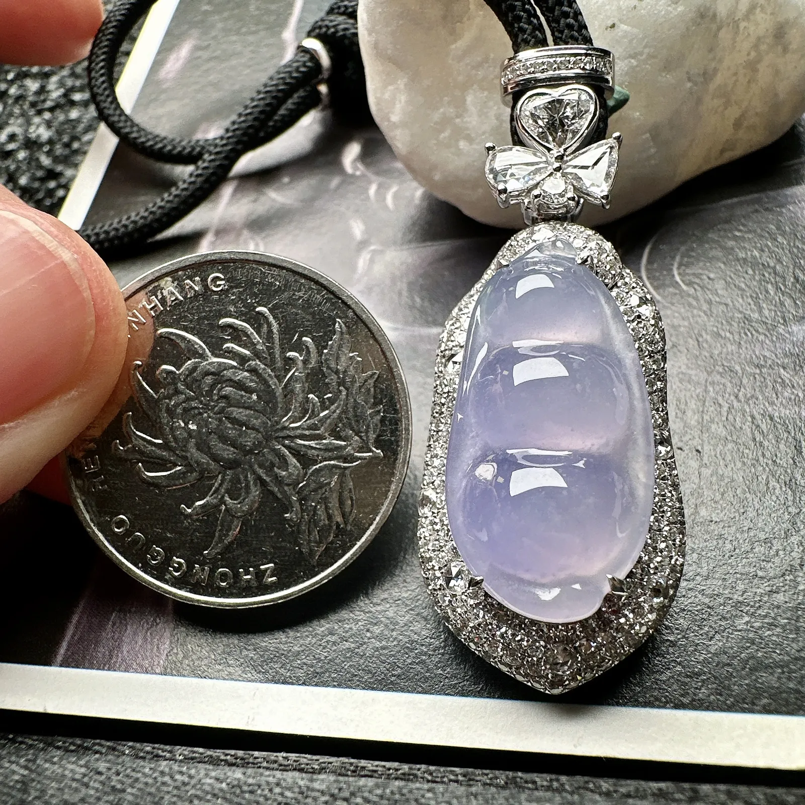 【冰种淡紫福豆吊坠】种地上乘，冰感十足，通透起光，饱满圆润，收藏品质，18k金钻镶嵌，裸石尺寸24*12.8*6.3毫米