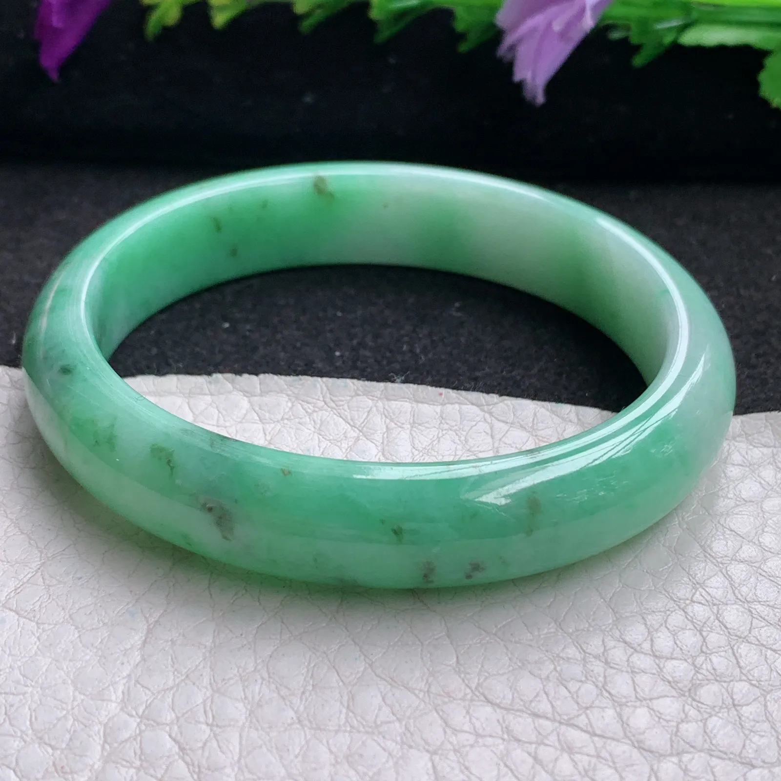 yh实拍54*48*11.2*7贵妃镯 天然缅甸翡翠飘绿宽边椭形玉手镯 玉手环