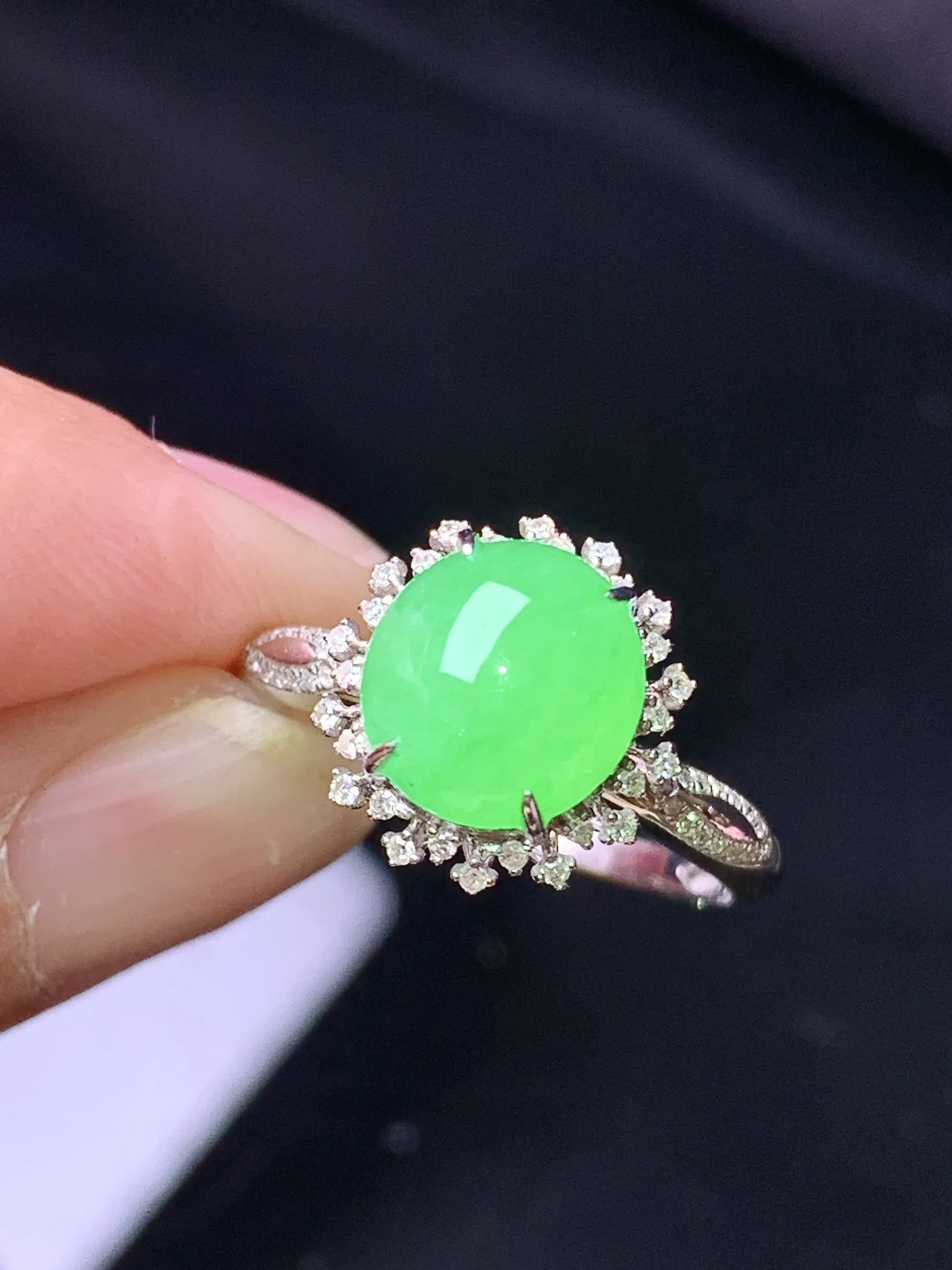 18k金钻镶嵌翠绿蛋面戒指 玉质细腻 色泽艳丽清新 圈口13.5 整体尺寸11.8*10.6