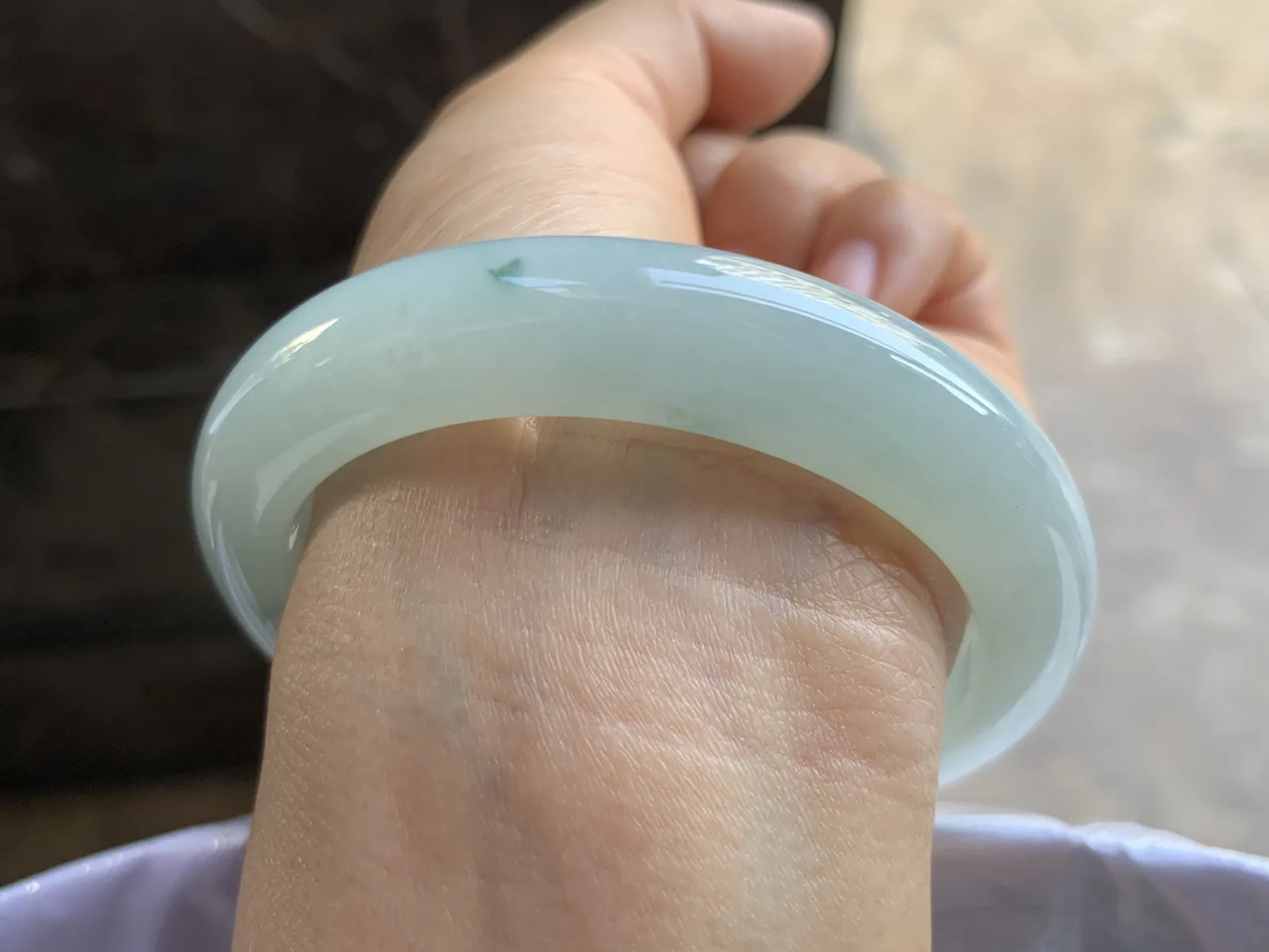 56.5-12-8.9mm
糯冰飘花手镯 底子细腻 干净 清爽