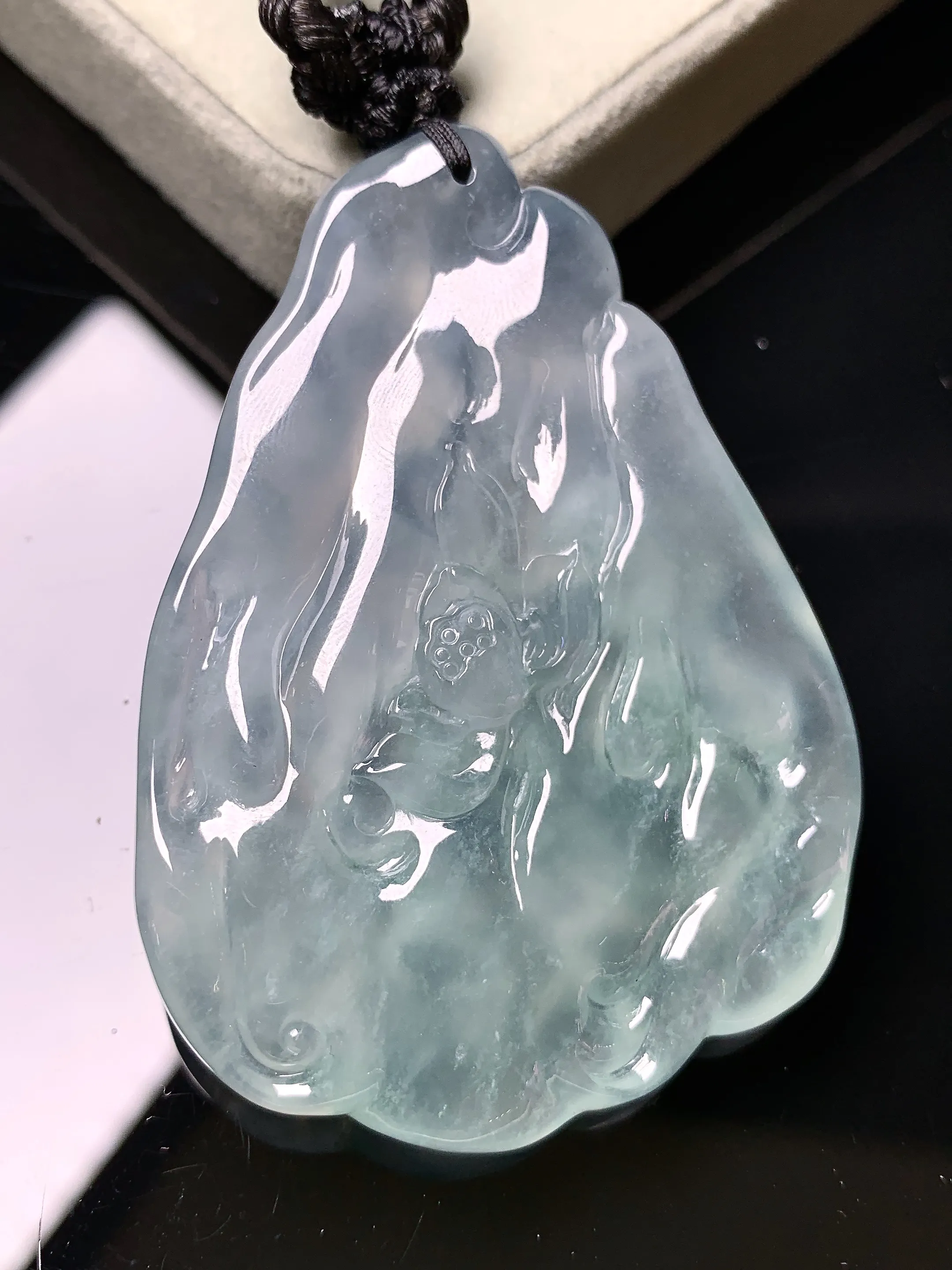 冰种观音菩萨吊坠 玉质细腻 色泽艳丽清新 整体尺寸58.2*41.5*6.2