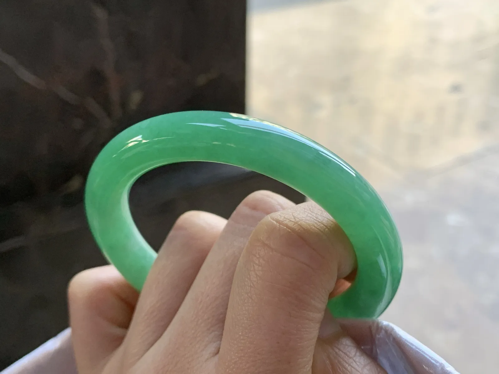 53-9.2-8.6

绿色圆条手镯^_^鲜艳 玉质温润