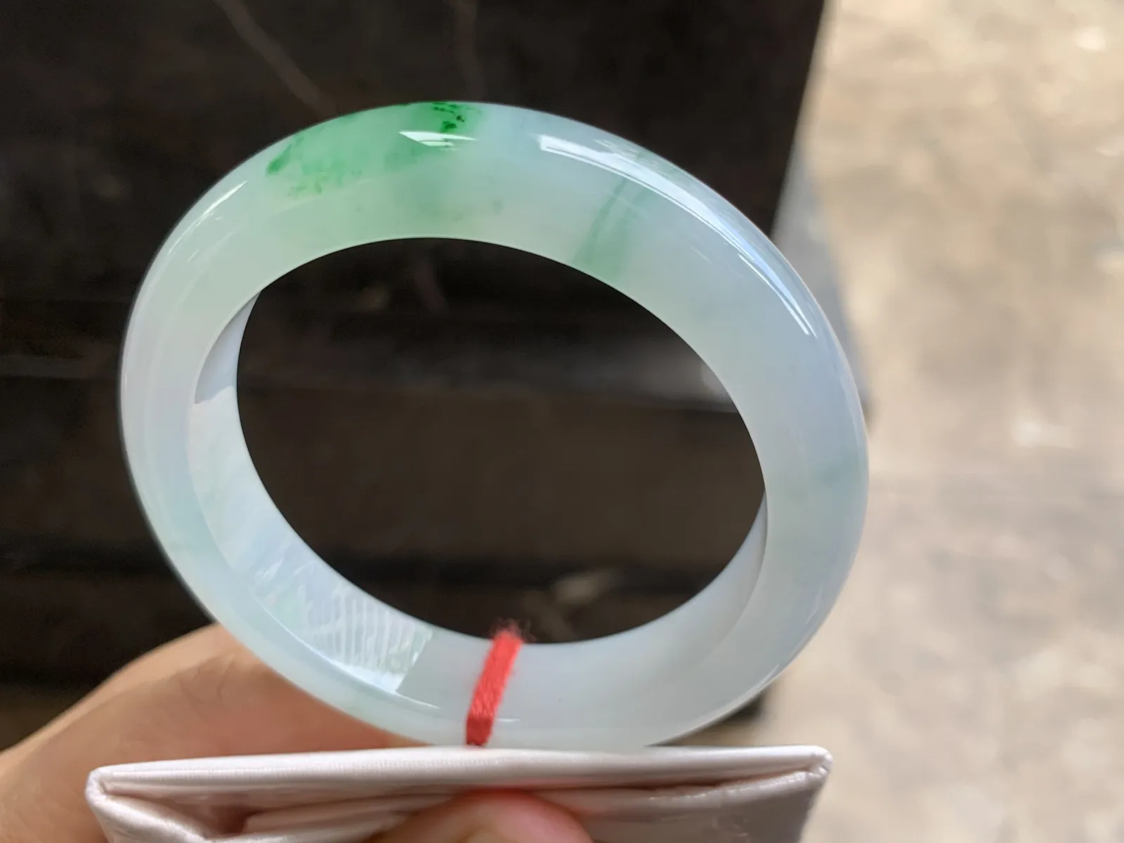 55.5-12.7-8.9mm
冰种绿花手镯 水润光泽 花色漂亮 推荐