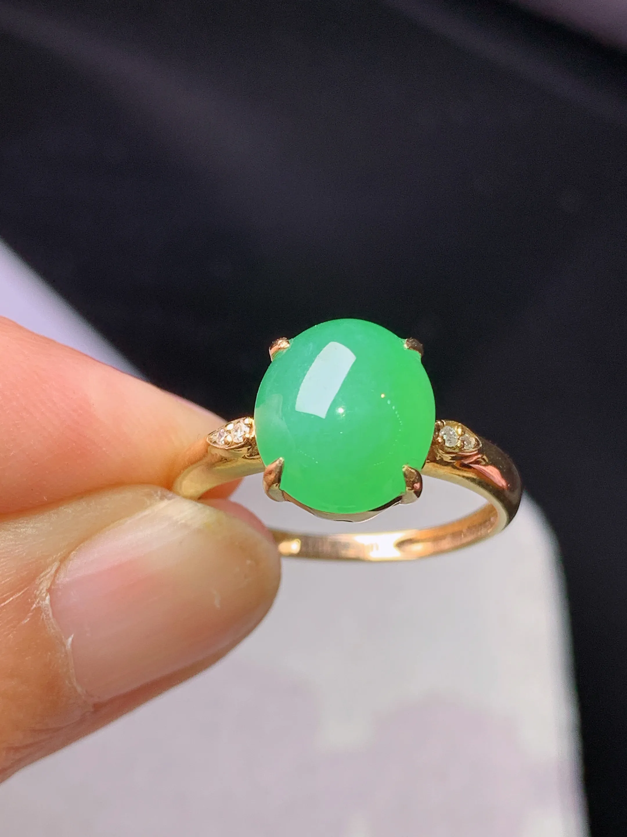 18k金镶嵌翠绿蛋面戒指 玉质细腻 色泽艳丽清新 圈口13.5 裸石尺寸10.3*8.8*4.8