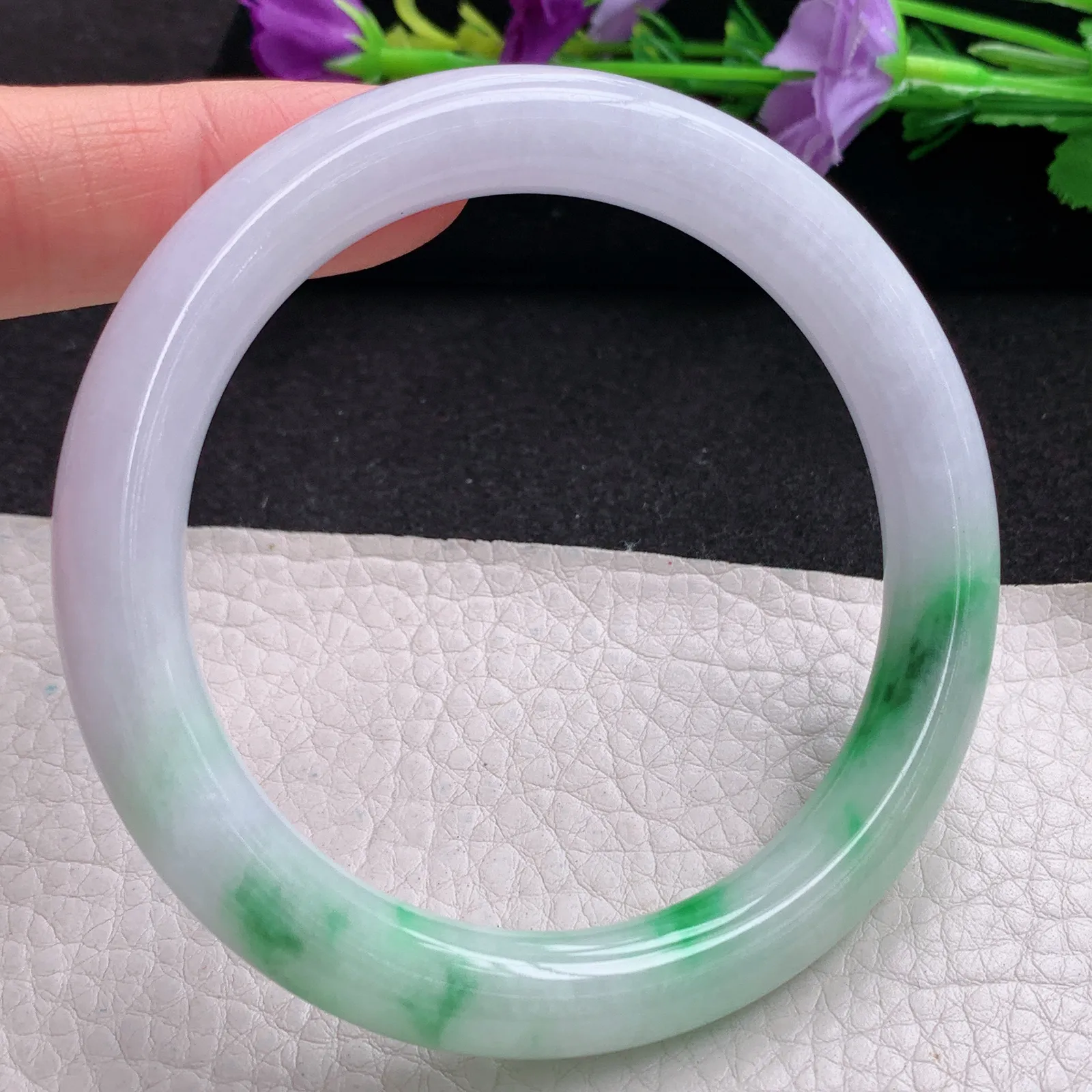 yh实拍59*10*9.5美人镯 天然缅甸翡翠春带彩圆条玉手镯 玉手环