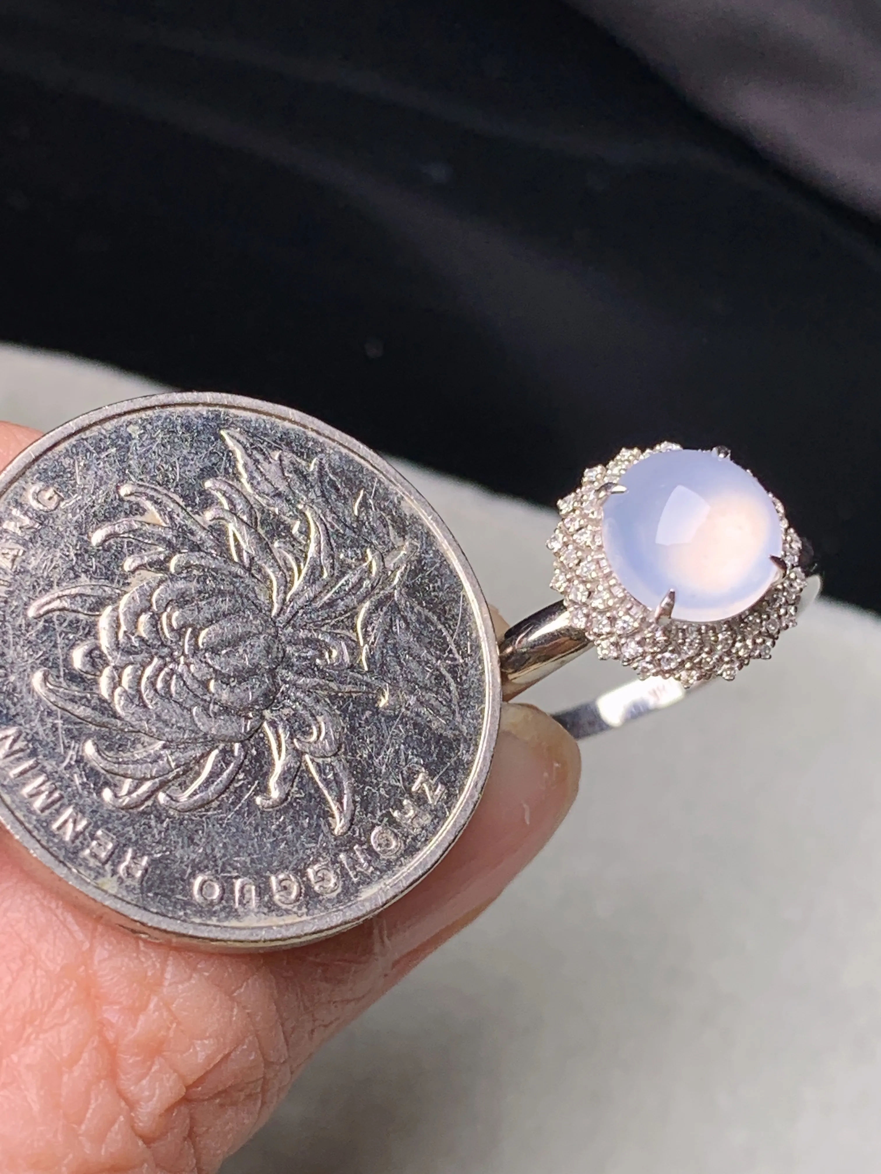 18k金钻镶嵌冰种蛋面戒指 玉质细腻 色泽艳丽清新 圈口13.5 整体尺寸11.6*9.5