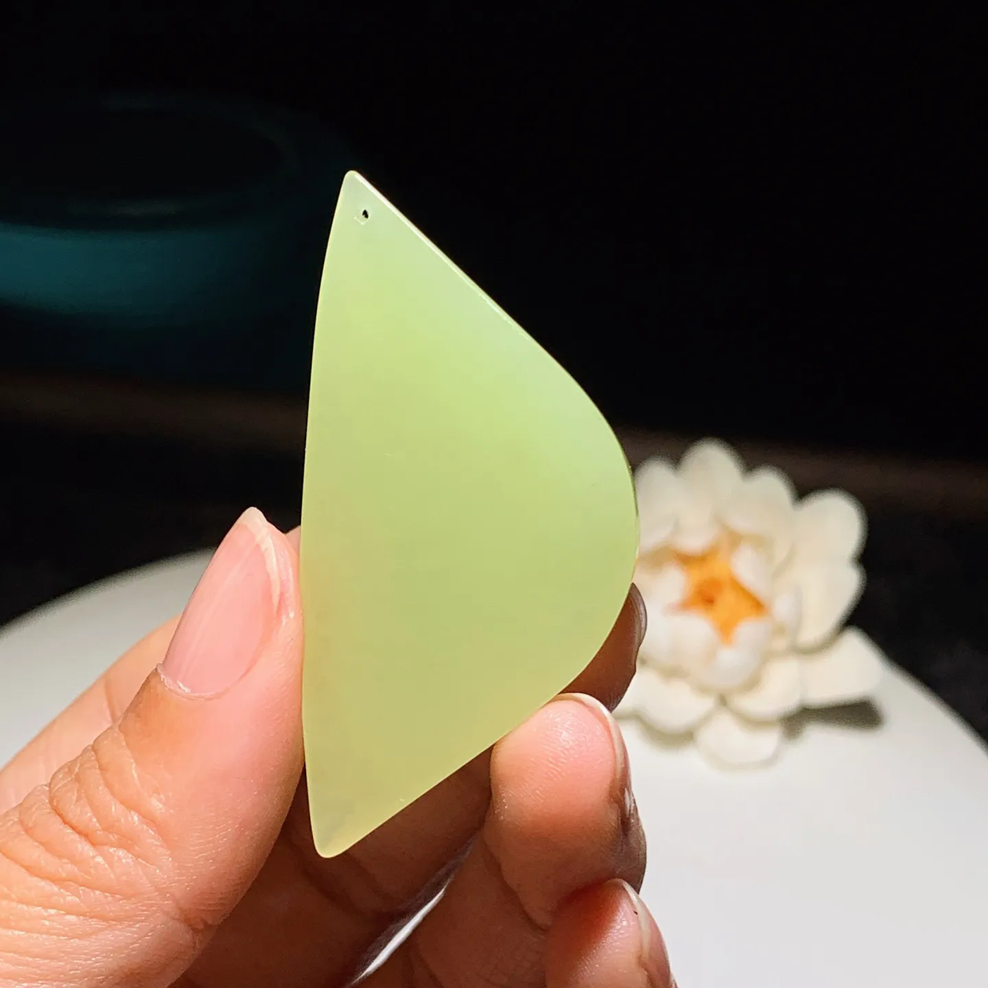 新疆和田玉若羌黄口料随型挂件 尺寸54/26/11重19克 玉质细腻油润 底色纯净 脂粉好，品质好！lt260116