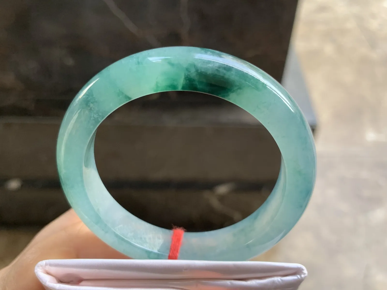 54-11.6-8.7mm
冰种蓝底飘花手镯 水润光泽 底色漂亮 花色独特 推荐