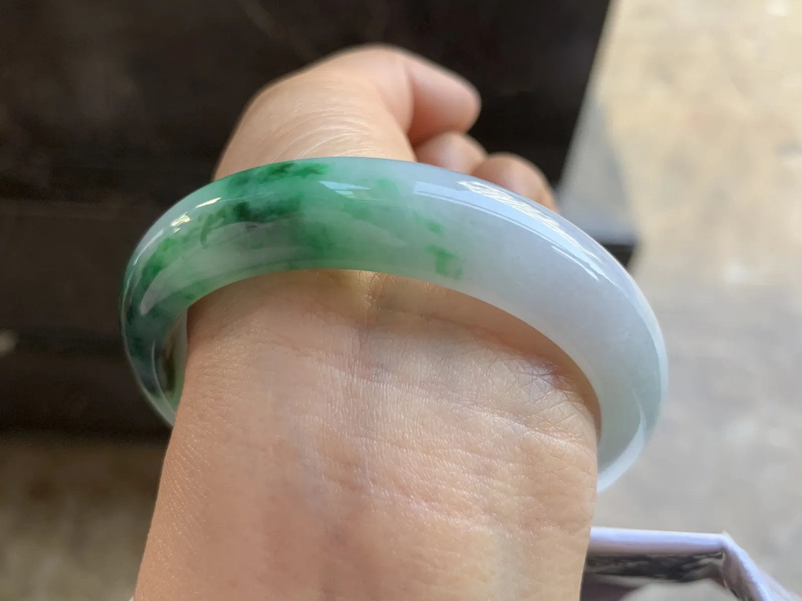 57-13.2-8.3mm
带色手镯 底子细腻 颜色辣绿 推荐