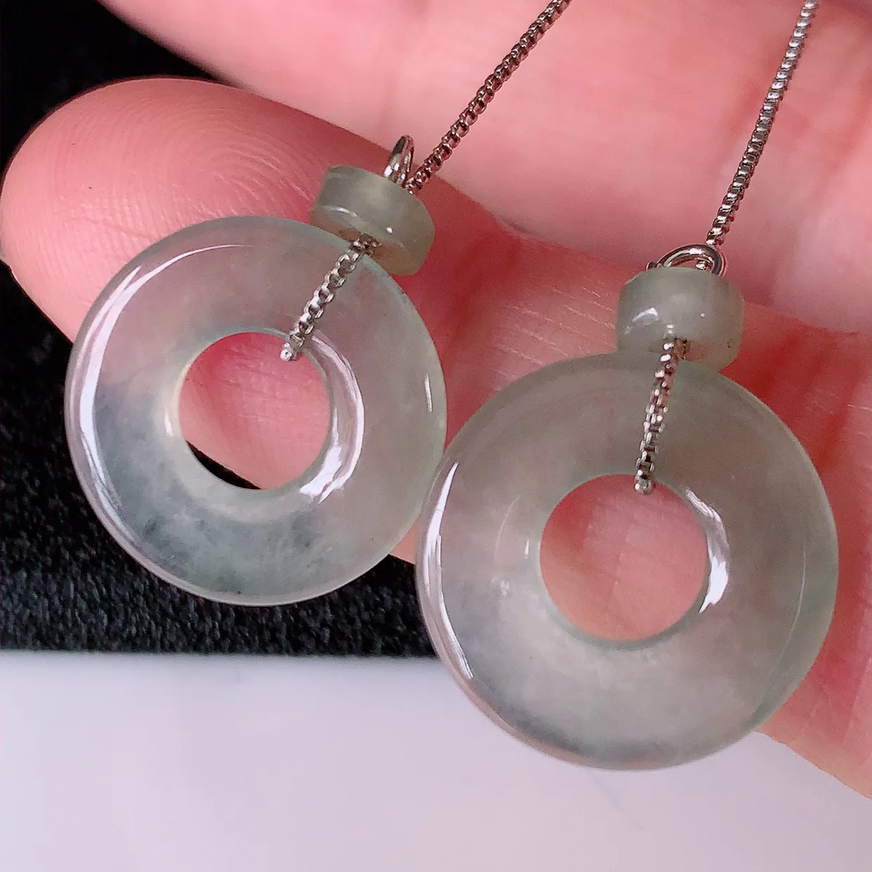 自然光实拍，冰种翡翠一对平安扣耳坠，翠色灵动，玉质细腻，颜色漂亮，品相佳，佩戴佳品！配图银线 #769.2平安扣尺寸15*2.5