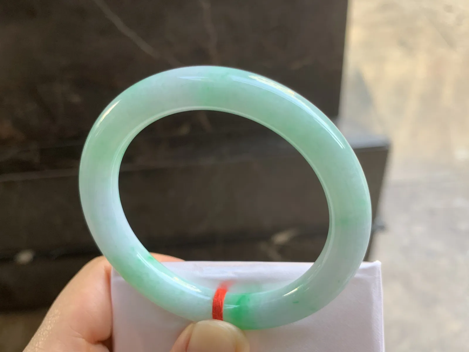 52-9.5-8.8mm
带色圆条手镯 底子细腻 颜色漂亮