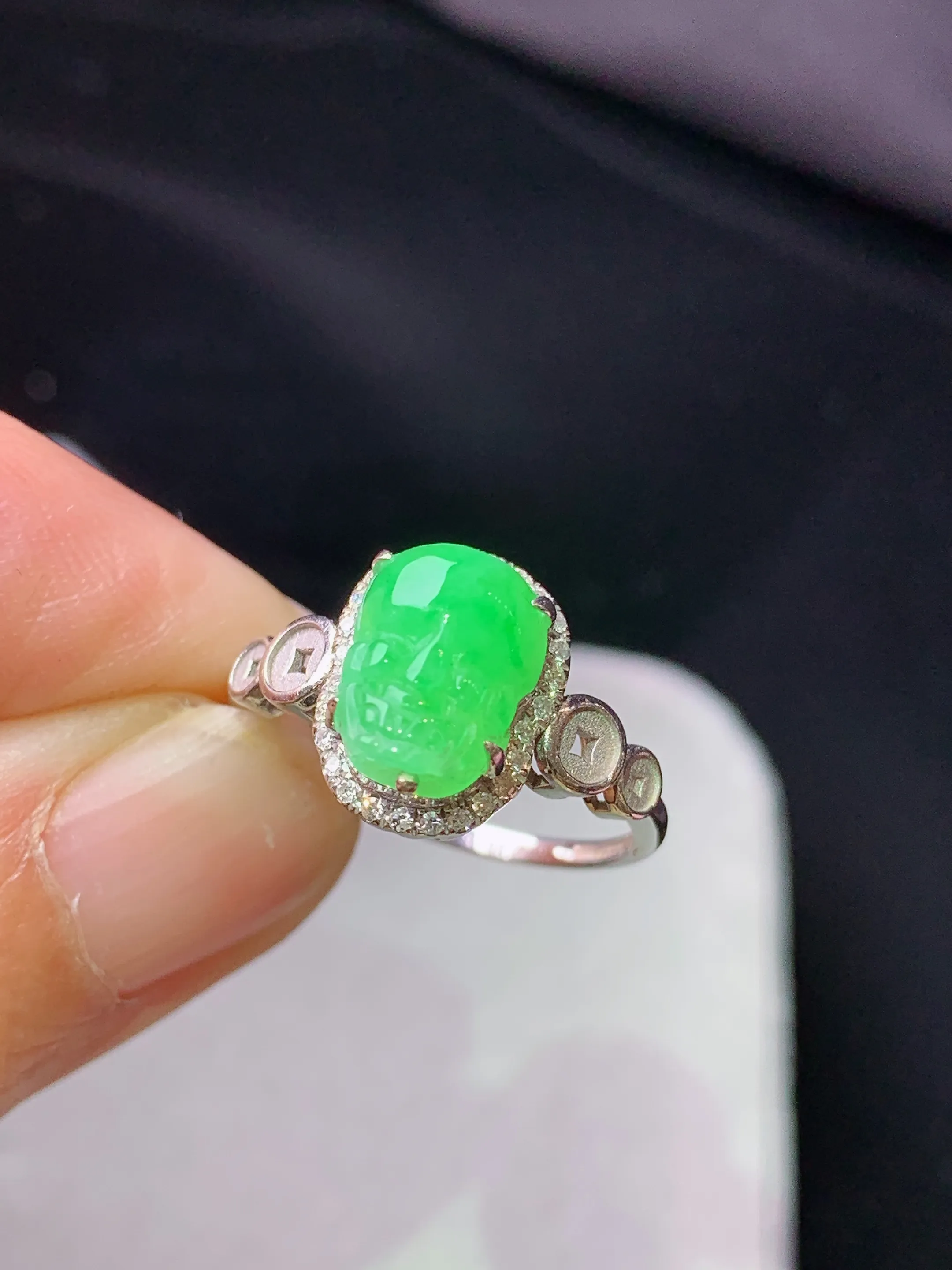 18k金钻镶嵌翠绿貔貅戒指 玉质细腻 色泽艳丽清新 圈口12 整体尺寸11.6*9*7