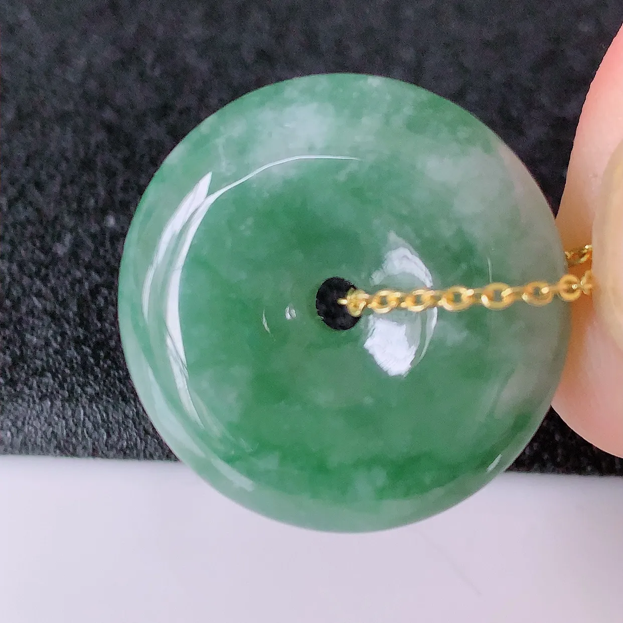 自然光实拍，冰飘花翡翠平安扣吊坠，冰透，灵动飘逸，寓意平平安安，平安扣佩戴端庄漂亮！#155.2尺寸24.5*6.mm