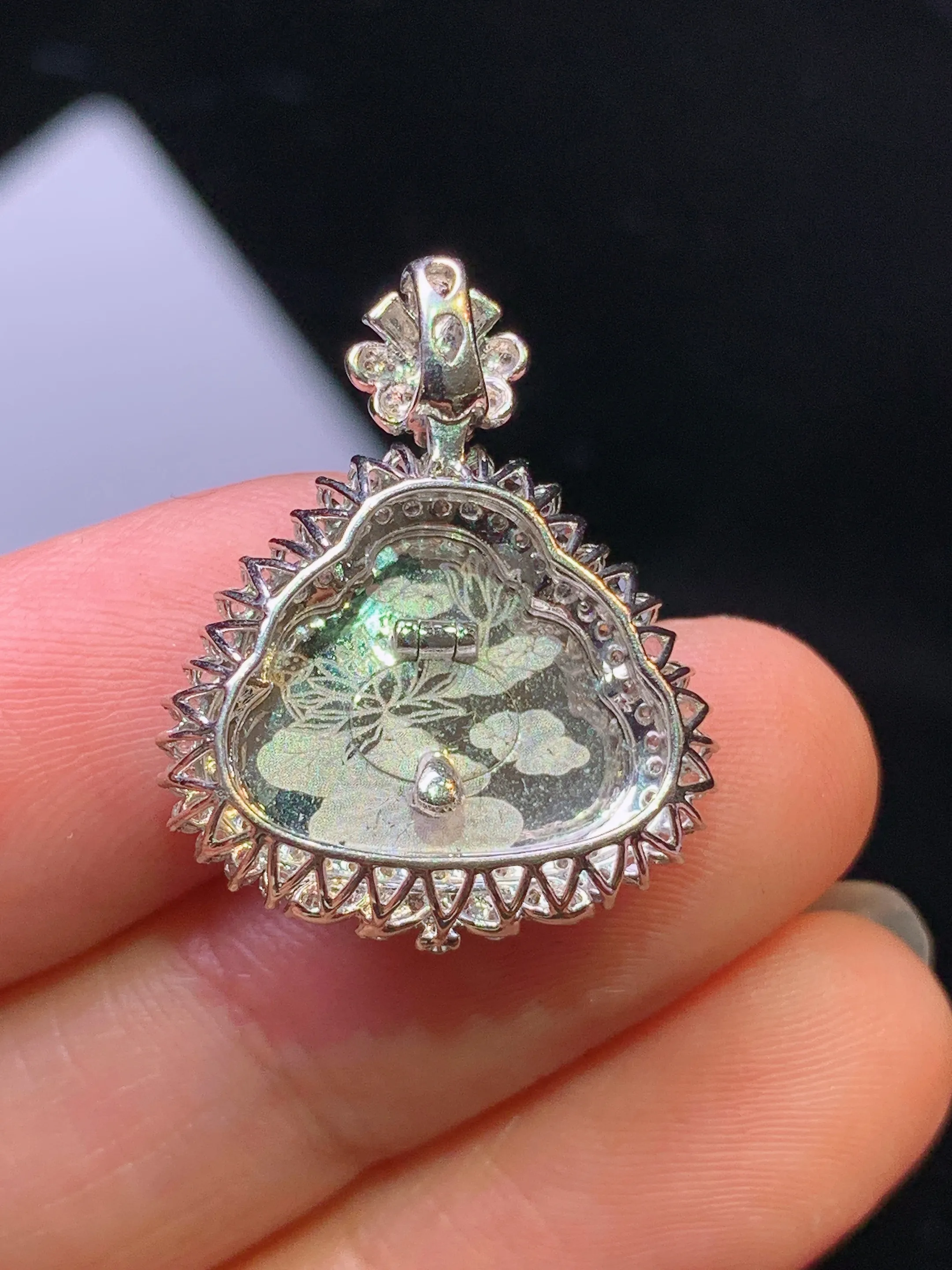 18k金钻镶嵌满绿佛公吊坠 玉质细腻 色泽艳丽清新 整体尺寸23.3*19.2*8