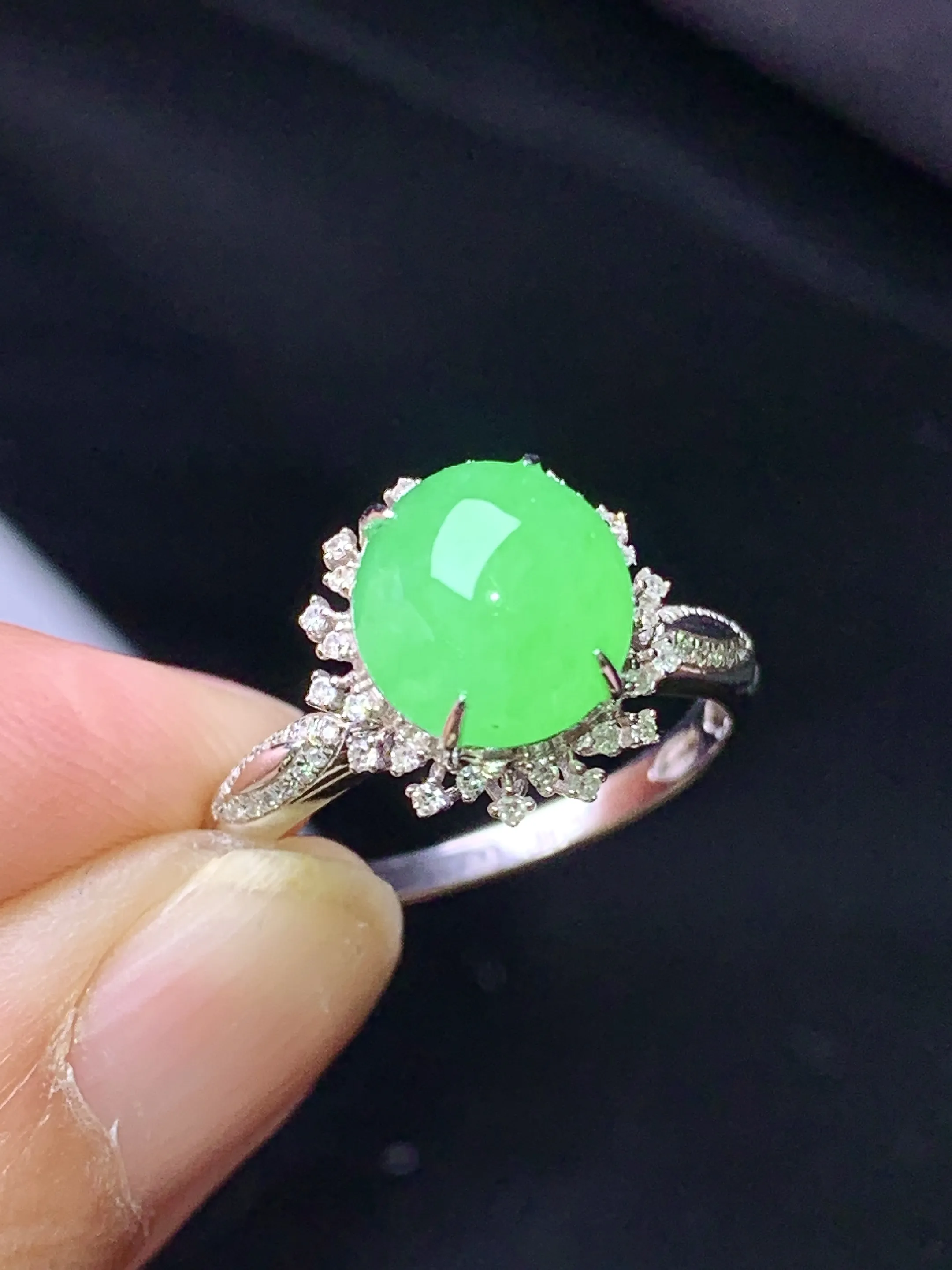 18k金钻镶嵌翠绿蛋面戒指 玉质细腻 色泽艳丽清新 圈口13.5 整体尺寸11.8*10.6