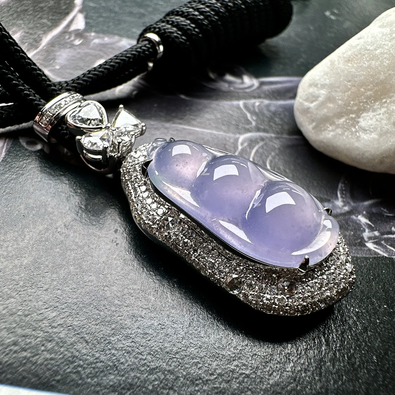 【冰种淡紫福豆吊坠】种地上乘，冰感十足，通透起光，饱满圆润，收藏品质，18k金钻镶嵌，裸石尺寸24*12.8*6.3毫米