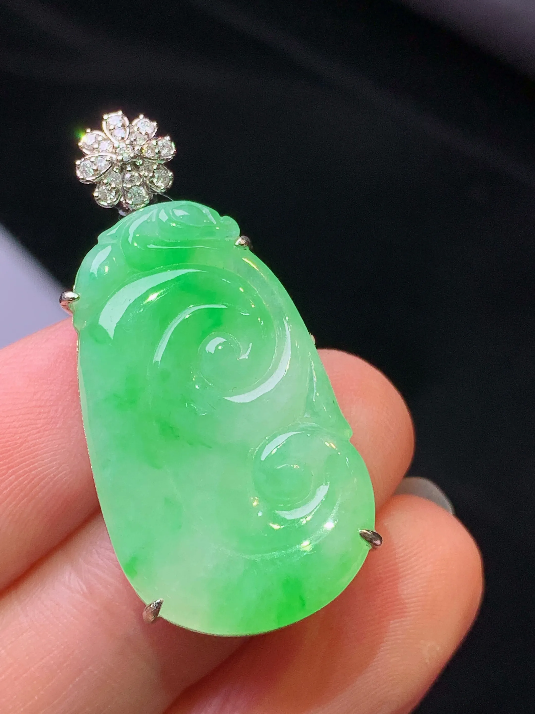 18k金钻镶嵌翠绿如意吊坠 玉质细腻 色泽艳丽清新 整体尺寸35.2*16.6*6.2