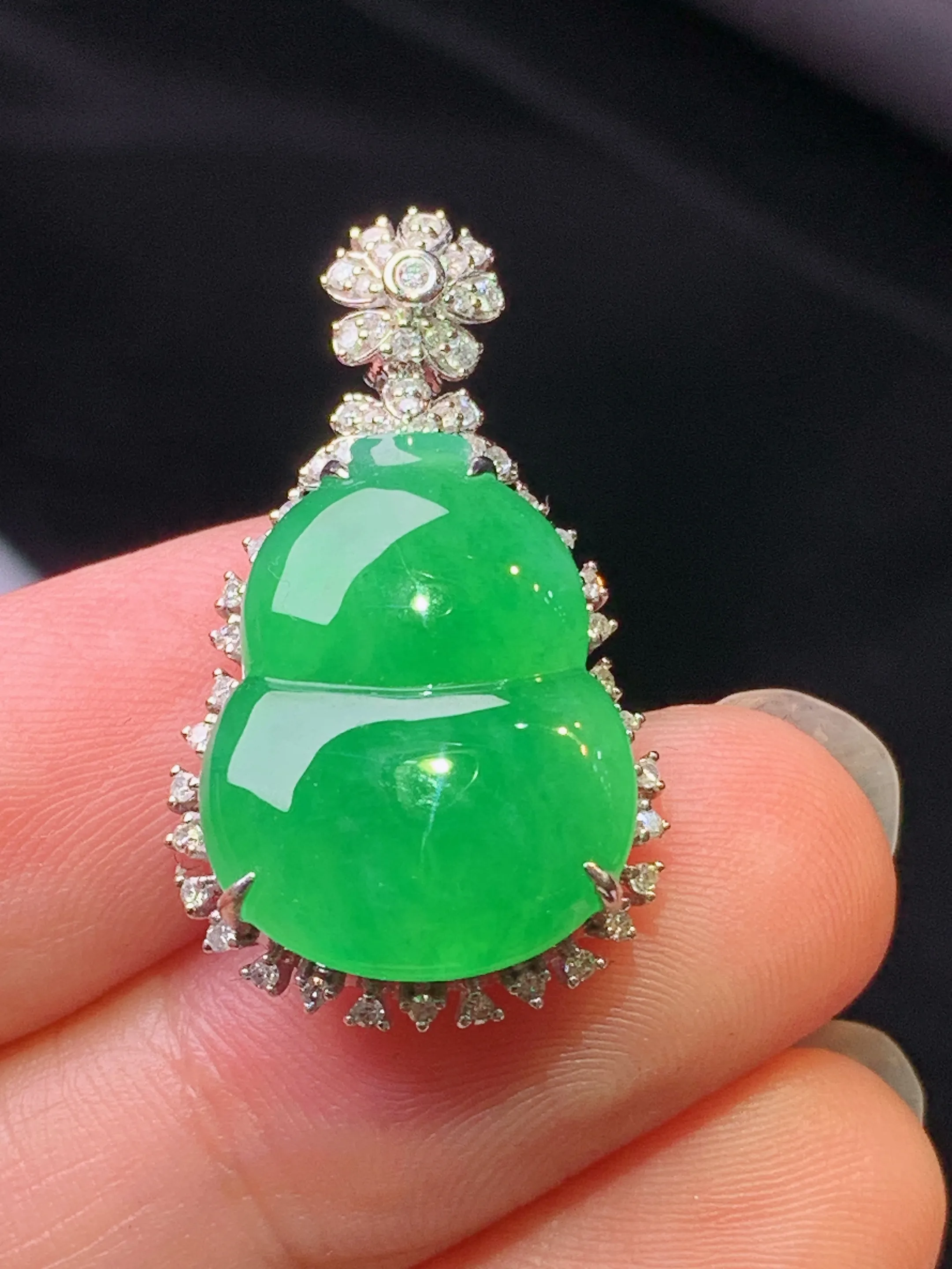 18k金钻镶嵌满绿葫芦吊坠 玉质细腻 色泽艳丽清新 整体尺寸28.5*16.3*8.2