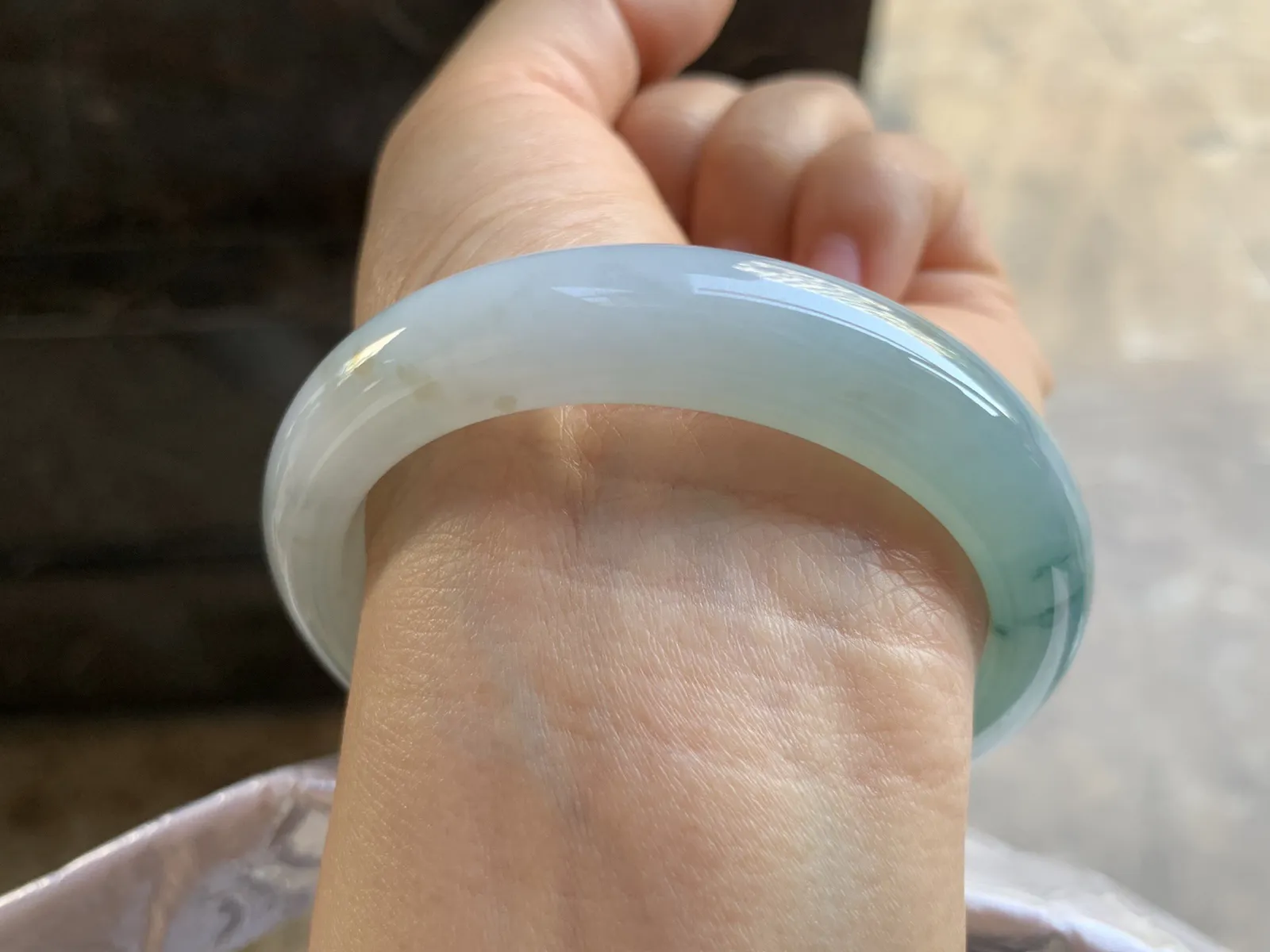 55-12.8-8mm
糯冰飘花手镯 底子细腻 水润 局部撒金