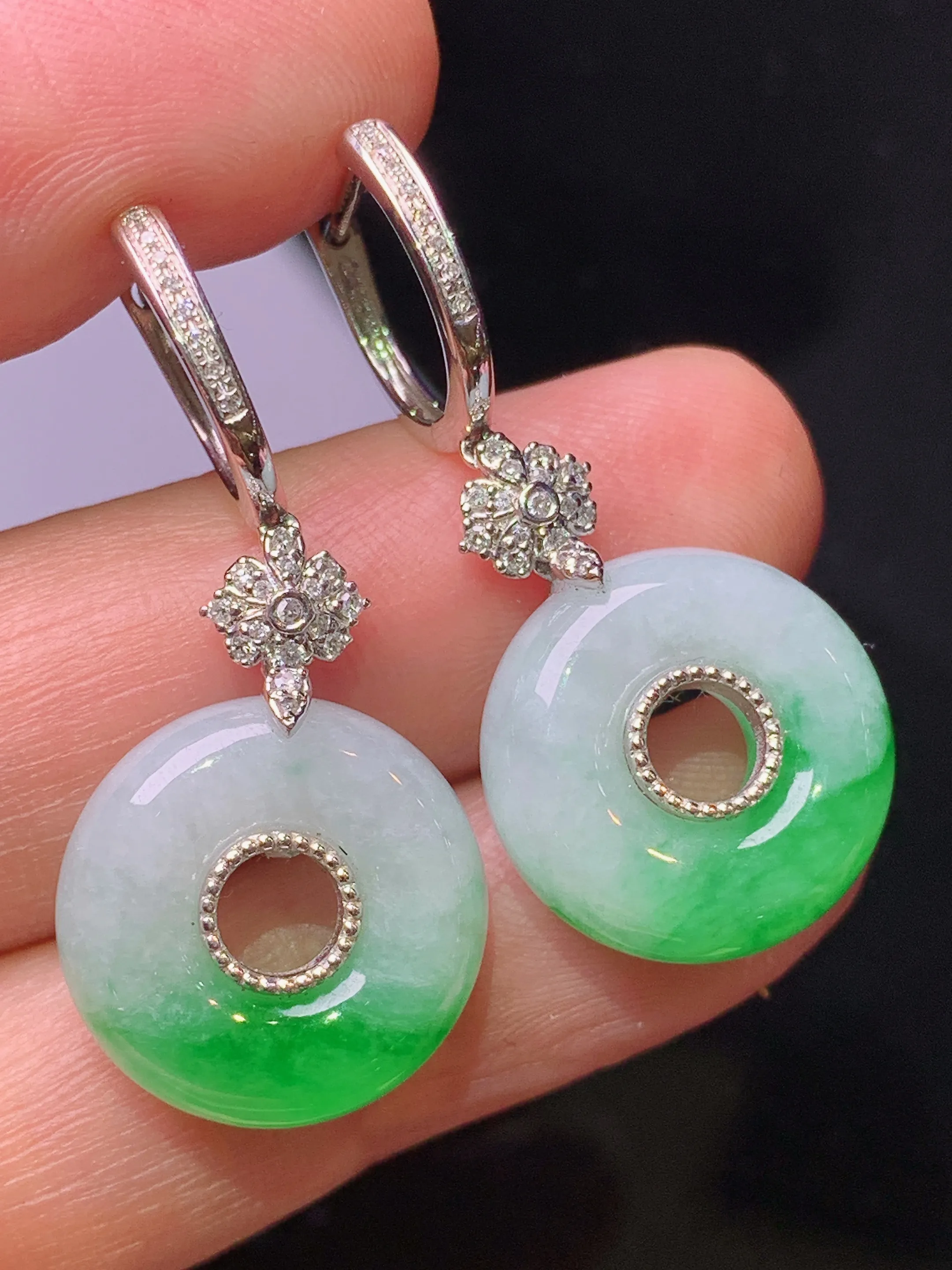 18k金钻镶嵌飘绿平安环耳坠 玉质细腻 色泽艳丽清新 整体尺寸32.5*15.5*6.5